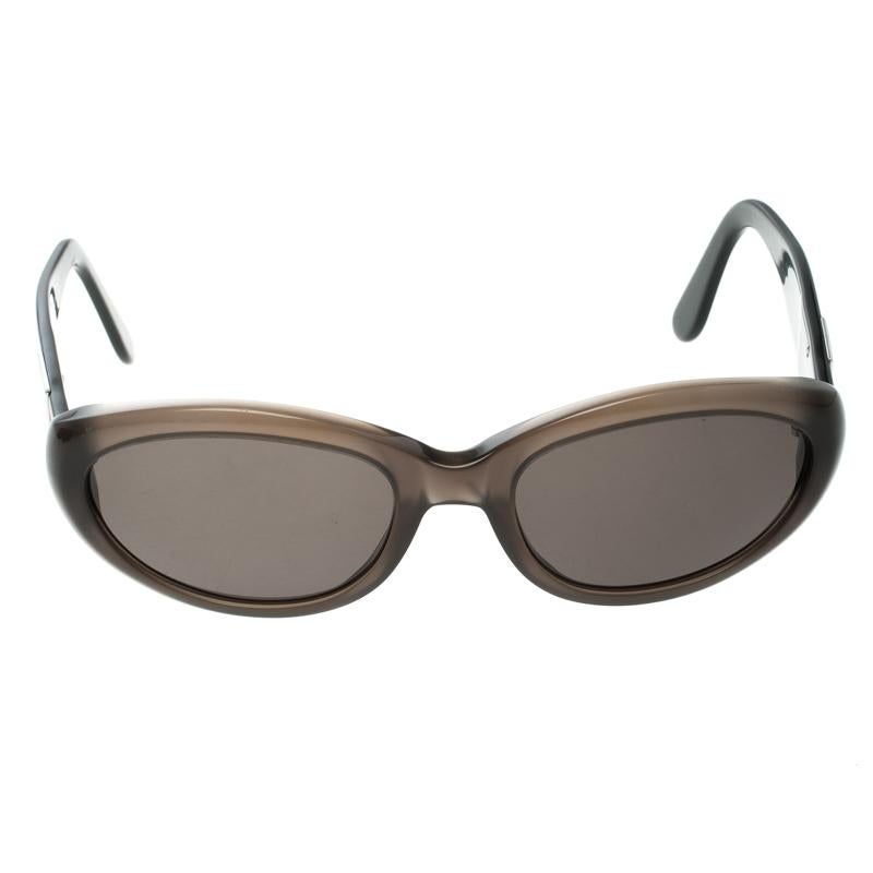 Shaped in a seasonal favourite oval silhouette, these Bvlgari sunglasses are a must-have piece. It comes with a brown acetate body and fitted with wide arms. Detailed with silver-tone accents, this pair can easily be carried with any