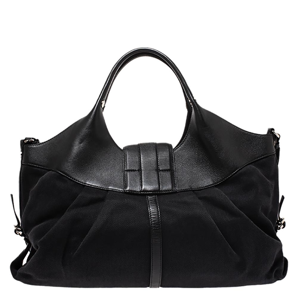 A known style from the house of Bvlgari, Chandra is loved for its comfortable silhouette and elegant appeal. This black one is meticulously crafted from canvas & leather and has the signature slouchy shape with broad pleats, dual top handles and a