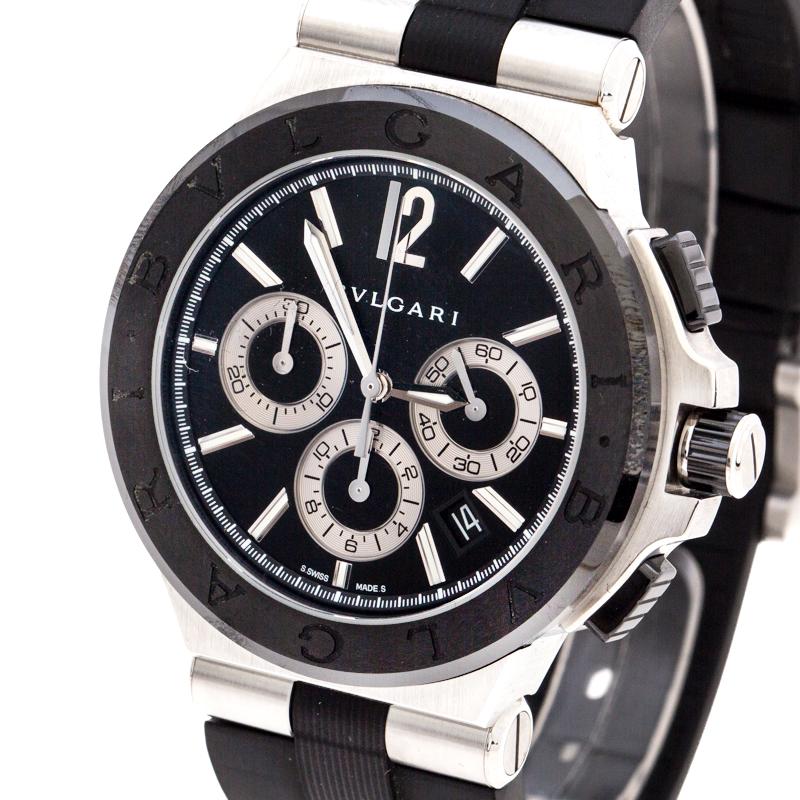A perfect piece of accessory to pair with both your daytime casuals as well as formal looks, this Diagono wristwatch by Bvlgari is a must-have for men with classic taste. An exemplar of the label's fine artistry, this watch features a white dial