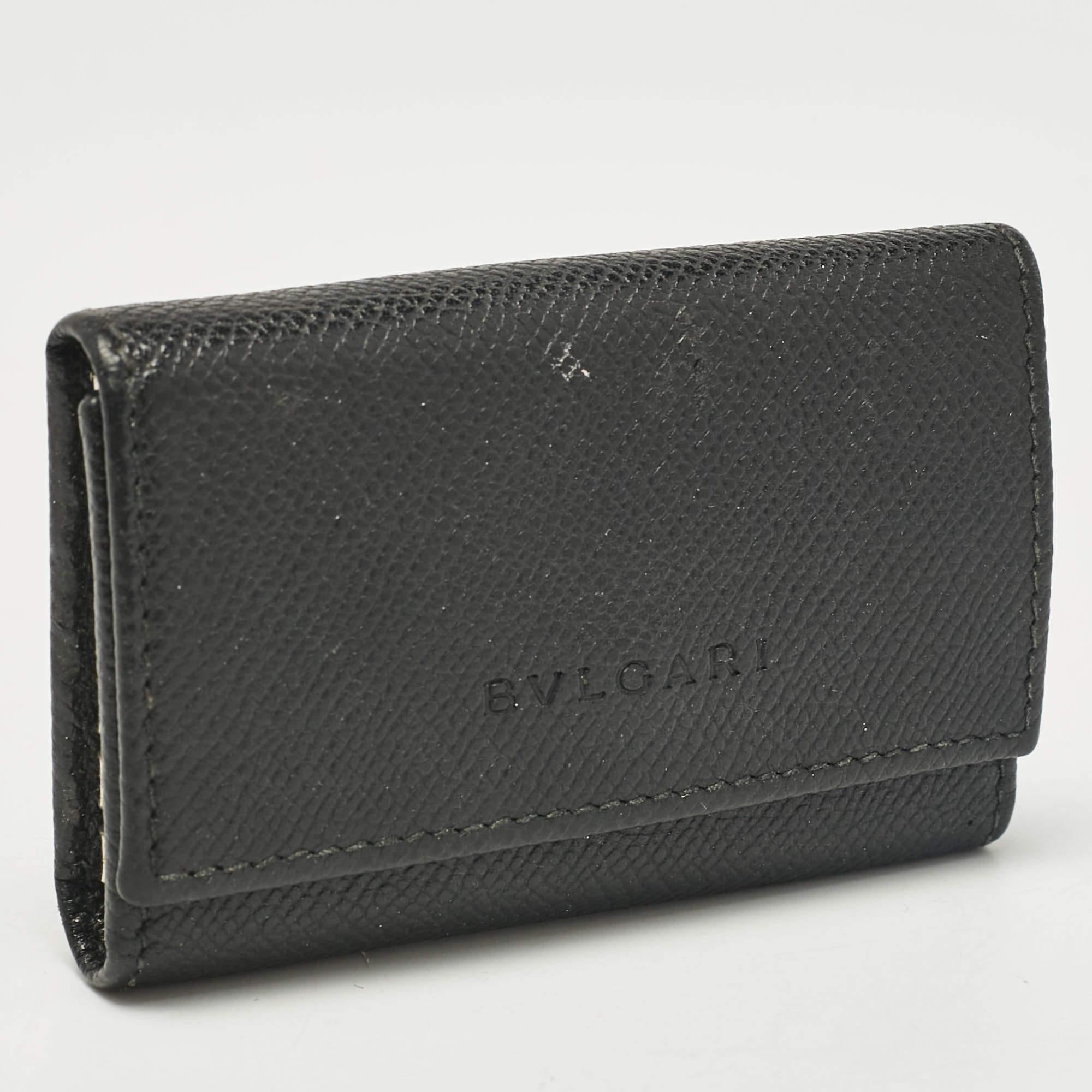 Bvlgari Black Leather Flap Key Holder In Good Condition For Sale In Dubai, Al Qouz 2