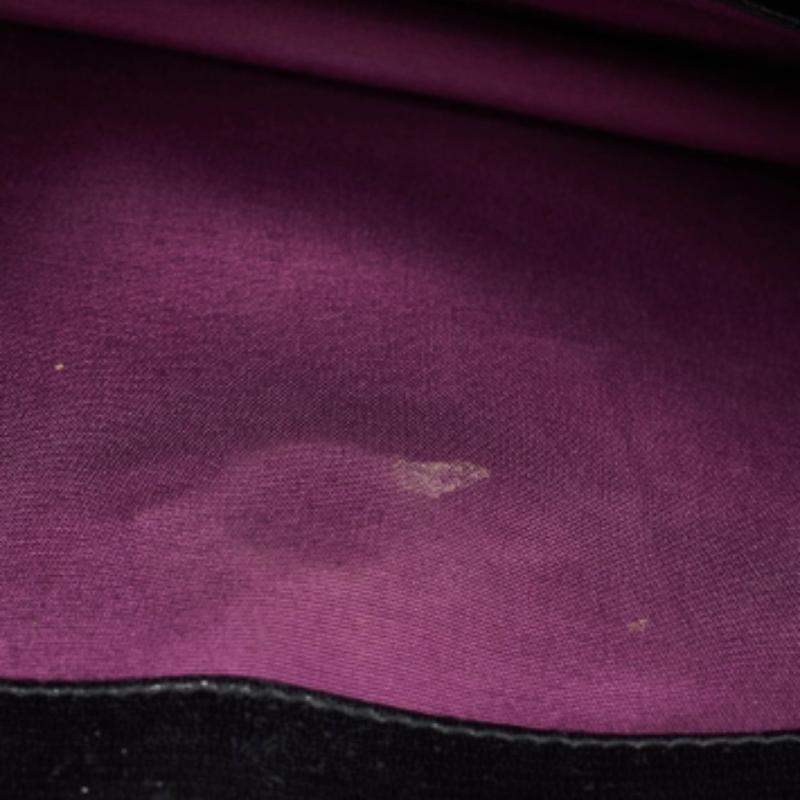 Deslumbre a los ojos que caigan sobre usted cuando balancee esta impresionante creación de Bvlgari. Fabricado en piel en un elegante color negro, el bolso tiene una solapa con el emblemático cierre de cabeza de serpiente. La bolsa tiene un interior