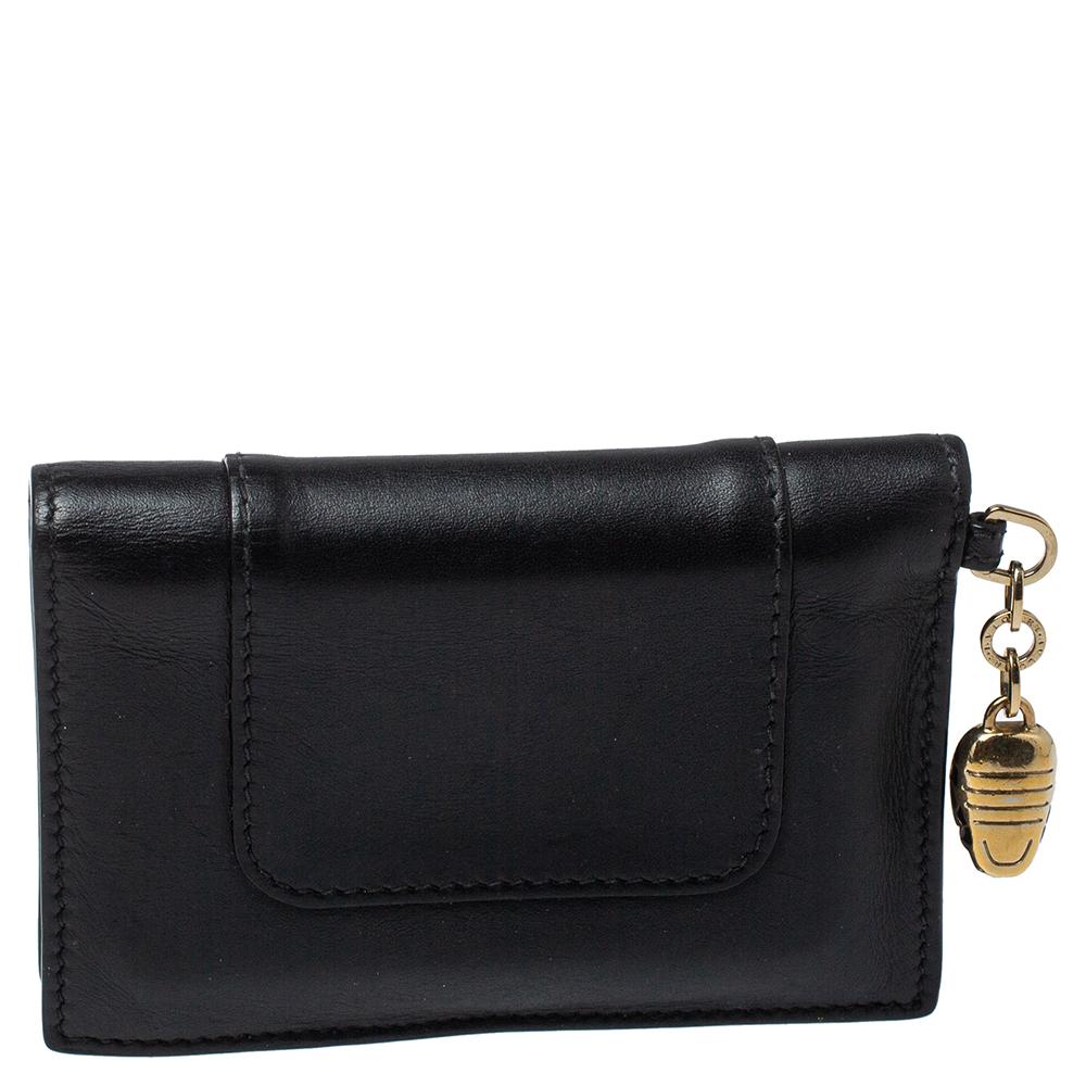Complete your collection of accessories with this stunning Bvlgari creation. Crafted from leather in a black hue, the cardholder is styled with a flap and the iconic Serpenti head charm. The holder has multiple card slots secured with a snap button