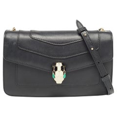 Bvlgari Schwarze Serpenti Forever Umhängetasche aus Leder mit Kette und Klappe