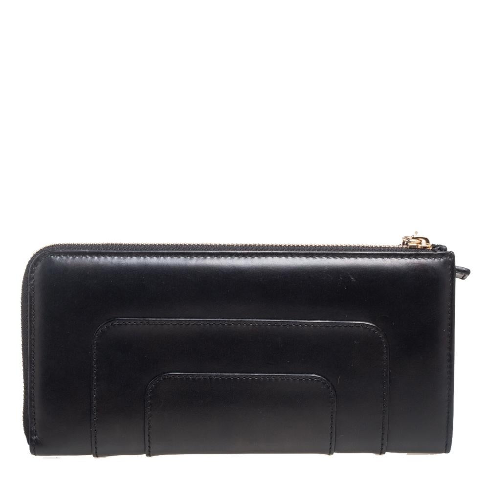 How lovely is this stylish black Bvlgari wallet! Every accent on it is appealing and high in style. Crafted in Italy, it is made of quality leather and has a lovely silhouette. The layers on the exterior add interest and the signature Serpent head
