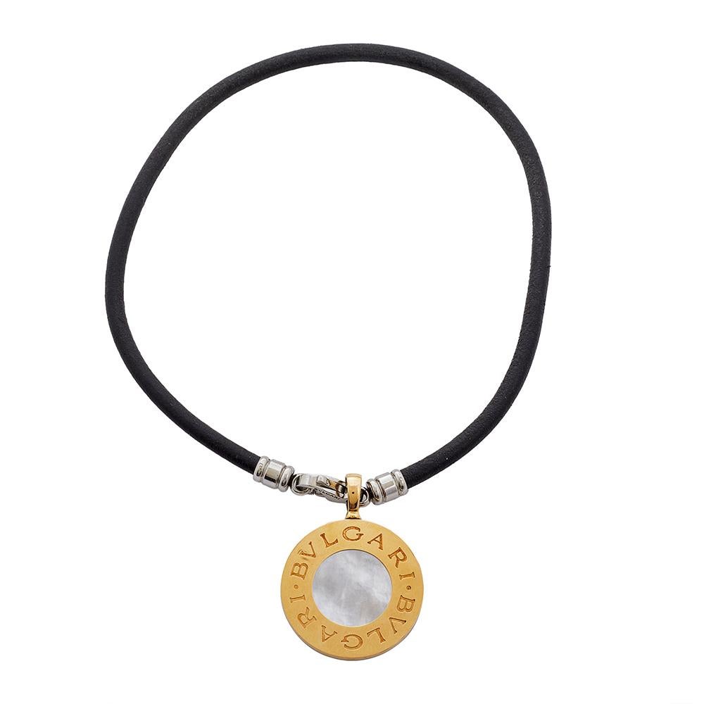 This Bvlgari necklace is a fine accessory to have in your jewelry collection. It features a Bvlgari reversible pendant. One side of the pendant is crafted from 18K yellow gold with a Mother of Pearl center while the reverse is in stainless steel