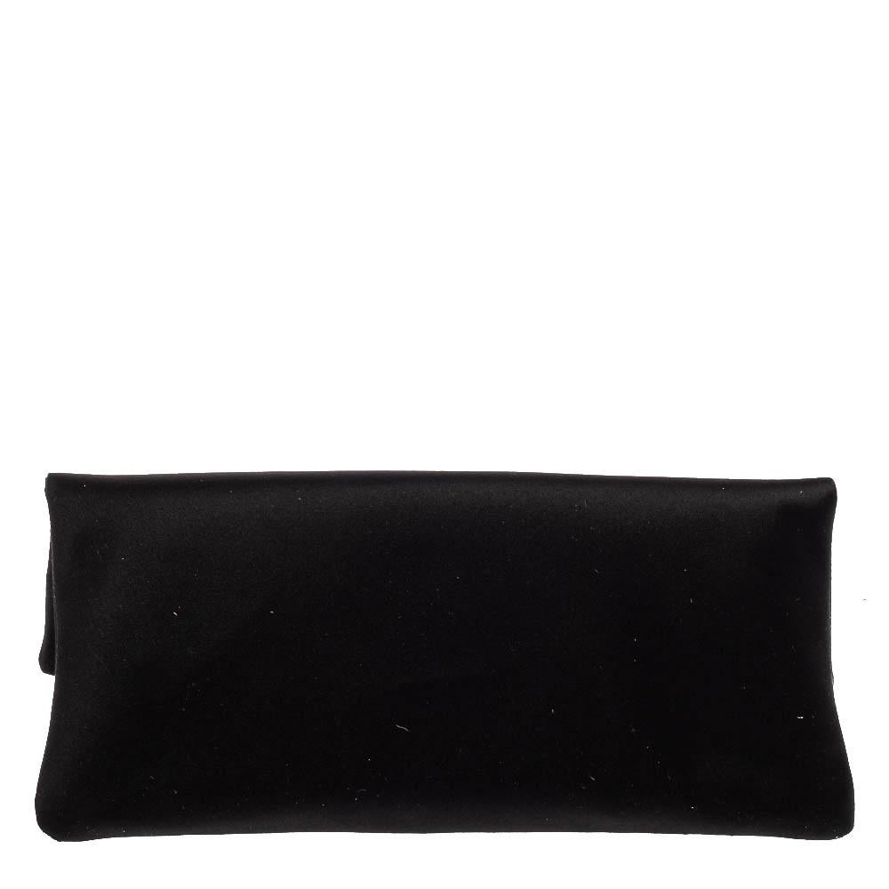 Die Monete Clutch von Bvlgari aus schwarzem Satin ist mit goldfarbenen Beschlägen versehen und hat tonale Nähte. Die Clutch hat eine einzelne Tasche an der Innenwand. Sie hat einen Magnetverschluss auf der Vorderseite. Die Clutch ist mit einem