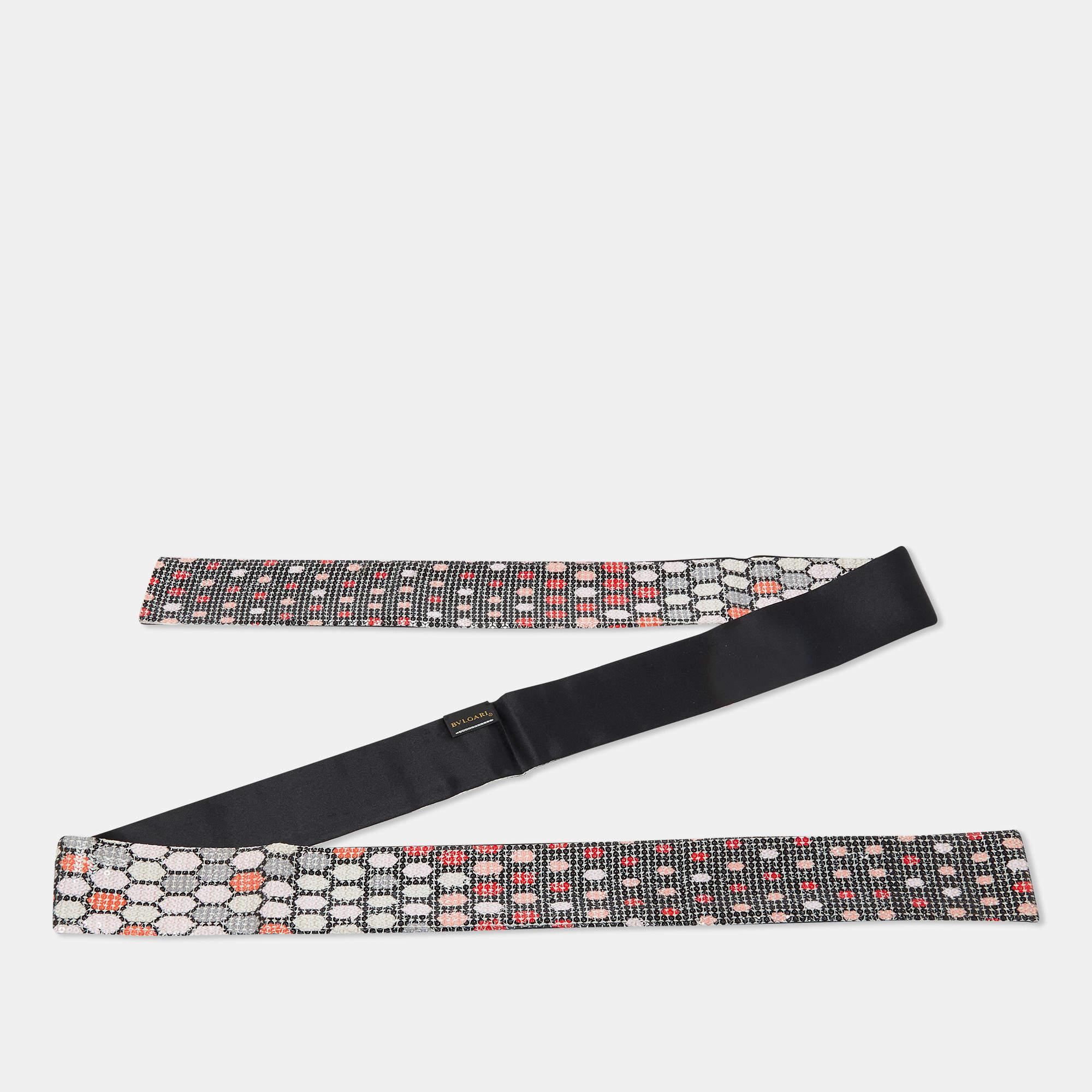 El bandeau es un lujoso accesorio de moda. Fabricada en seda de alta calidad, presenta bellos colores con estampados intrincados. Esta pieza versátil puede llevarse como diadema pañuelo para el cuello o atada a un bolso, añadiendo un toque de
