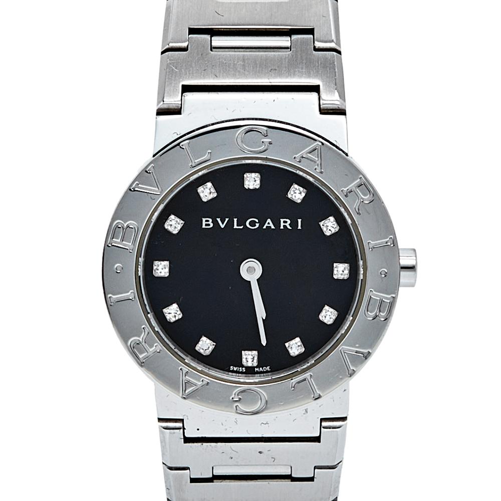 Grace your wrist with this well-crafted timepiece from Bvlgari. Swiss-made, it is held by a chainlink bracelet. The watch follows a quartz movement and has a stainless steel case with a magnificent dial laid with diamond hour markers. The watch is