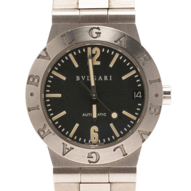 This Bvlgari watch is bold and the perfect everyday watch. Made from stainless steel, its case holds a round brushed bezel stamped with the Bvlgari logo, surrounding its black dial. Its luminous hands and hour indicators are matched with Arabic