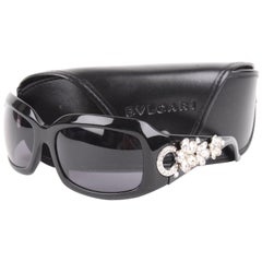 Schwarze Swarovski-Sonnenbrille mit Kristallblumen von Bvlgari