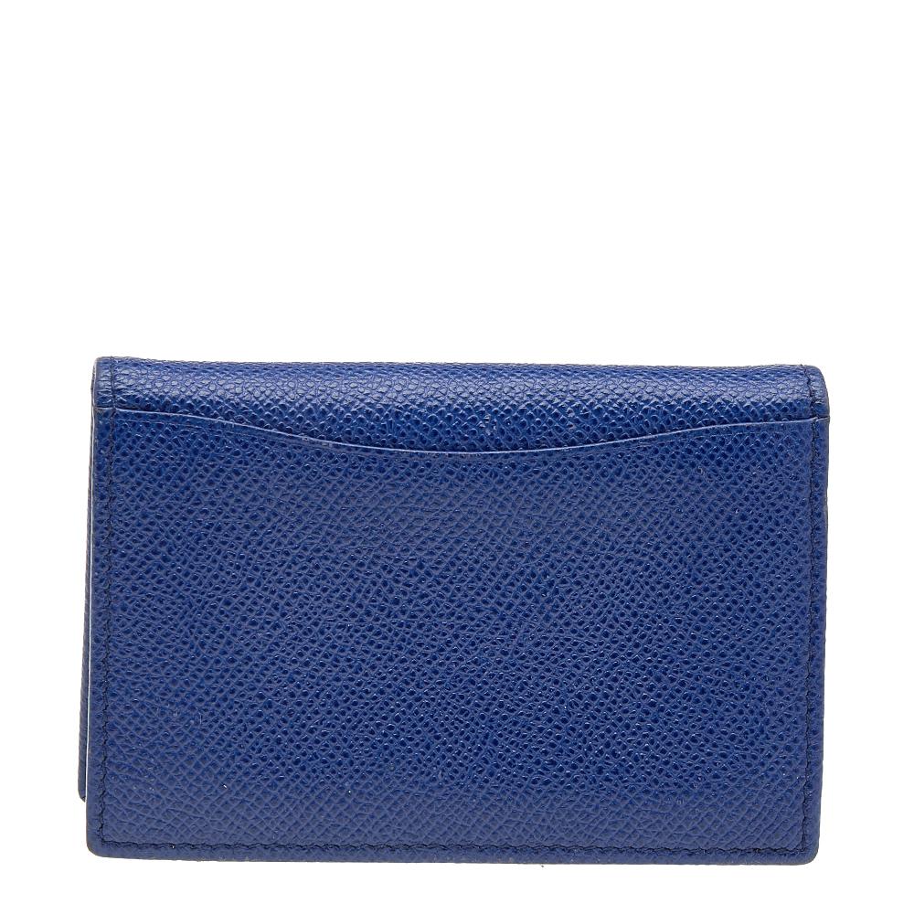 This Business card holder by Bvlgari is a fine accessory to add to your everyday style edit. Crafted from leather, it comes in blue and has a lined interior to hold your essentials. The engraved ring at the front gives it a luxe finish.

