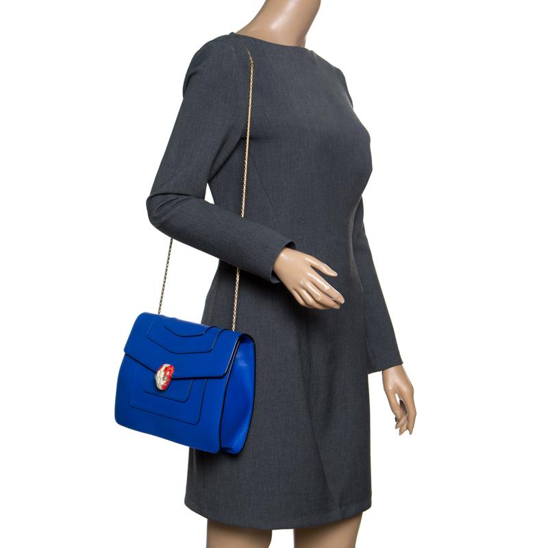 Dazzle the eyes that fall on you when you swing this stunning Bvlgari creation. Crafted from leather in a gorgeous blue shade, the shoulder bag is styled with a flap that has the iconic Serpenti head closure. The bag has a well-sized fabric interior