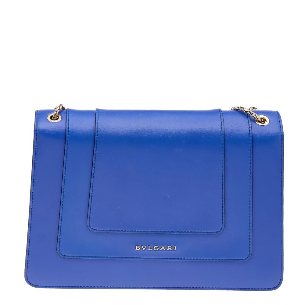 Add a dazzling element to your style with this stunning Bvlgari creation. Crafted from blue leather, the shoulder bag has a flap with the iconic Serpenti head closure. The bag has a lined interior and a chain for an easy carrying