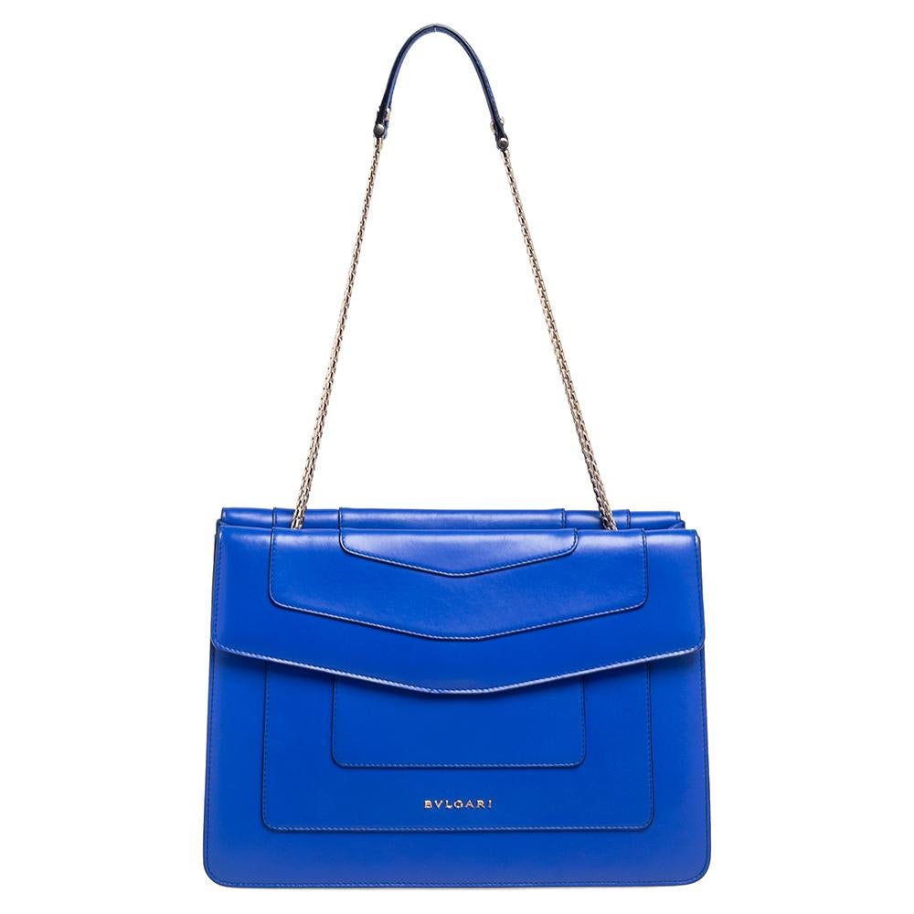 Dazzle the eyes that fall on you when you swing this stunning Bvlgari creation. Crafted from leather in a breathtaking blue hue, the shoulder bag is styled with double flaps with one of them carrying the iconic Serpenti head closure. The bag has a