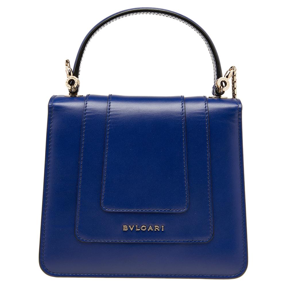 Dazzle the eyes that fall on you when you swing this stunning Bvlgari creation. Crafted from leather in a breathtaking blue hue, the bag is styled with a flap that has the iconic Serpenti head closure. The bag has a spacious fabric interior, a top