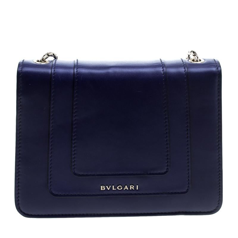 Dazzle the eyes that fall on you when you swing this stunning Bvlgari creation. Crafted from leather in a breathtaking blue shade, the shoulder bag is styled with a flap that has the iconic Serpenti head closure. The bag has a well-sized fabric