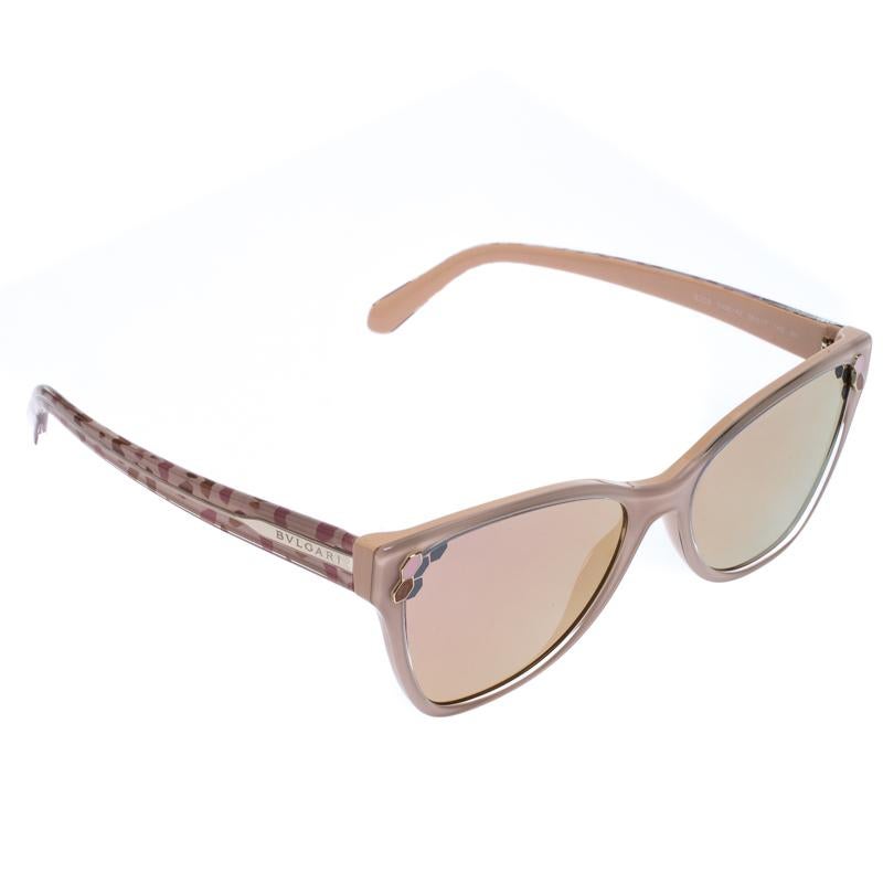 This pair of sunglasses from Bvlgari is in tune with the high-end, edgy style the brand is known for. The mirrored lenses come enclosed in cat-eye frames held by temples detailed with the label. The blush pink pair is finished with gold-tone