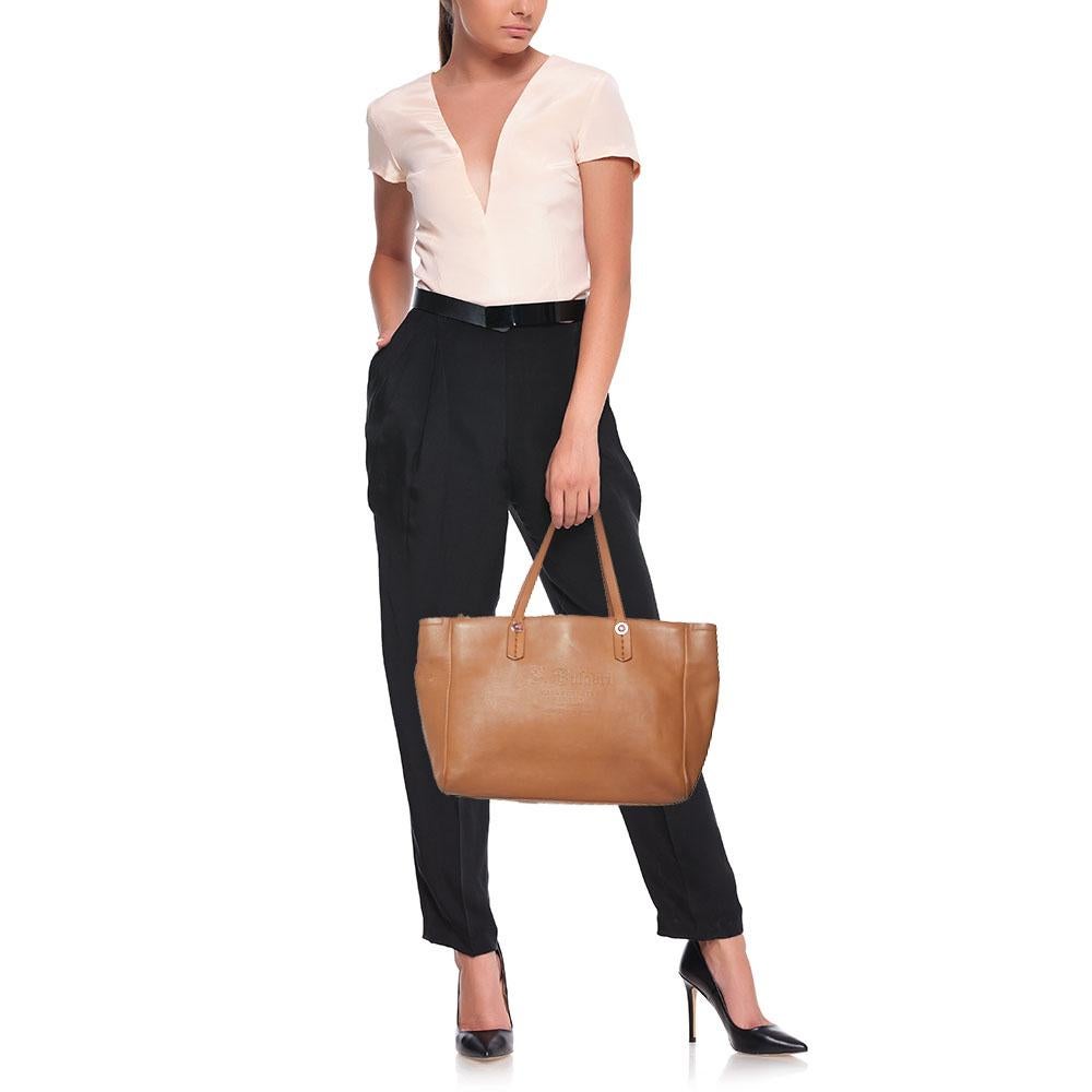 This tote is a result of blending high crafting skills with a practical design. It arrives with a durable exterior completed by luxe detailing. It is an accessory that you can count on.

