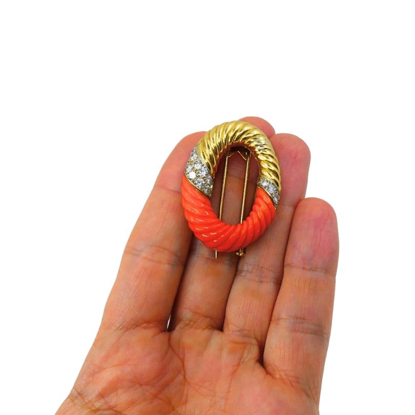 DESIGNER: Bulgari
CIRCA: 1970er Jahre
MATERIALIEN: 18k Gold
GEMSTONE: Diamant, Koralle
GEWICHT: 18,3 Gramm
MASSNAHMEN:  1 1/8
