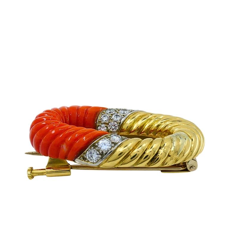 Bvlgari Bulgari 18k Gold Koralle Diamant Oval Brosche (Gemischter Schliff) im Angebot