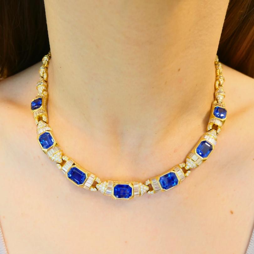Espectacular collar Bulgari de oro de 18 quilates, con zafiros y diamantes de Sri Lanka y creado hacia finales de la década de 1970 o principios de la de 1980. 
El collar está engastado con siete zafiros talla esmeralda de origen de Sri Lanka,