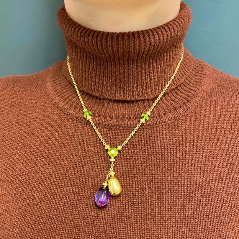 DESIGNER: Bulgari
CIRCA: 1990er Jahre
MATERIALIEN: 18K Gelbgold
GEMSTONE:  Amethyst,  Peridot 
GEWICHT: 32,8 Gramm
MASSNAHMEN: Kette - 16