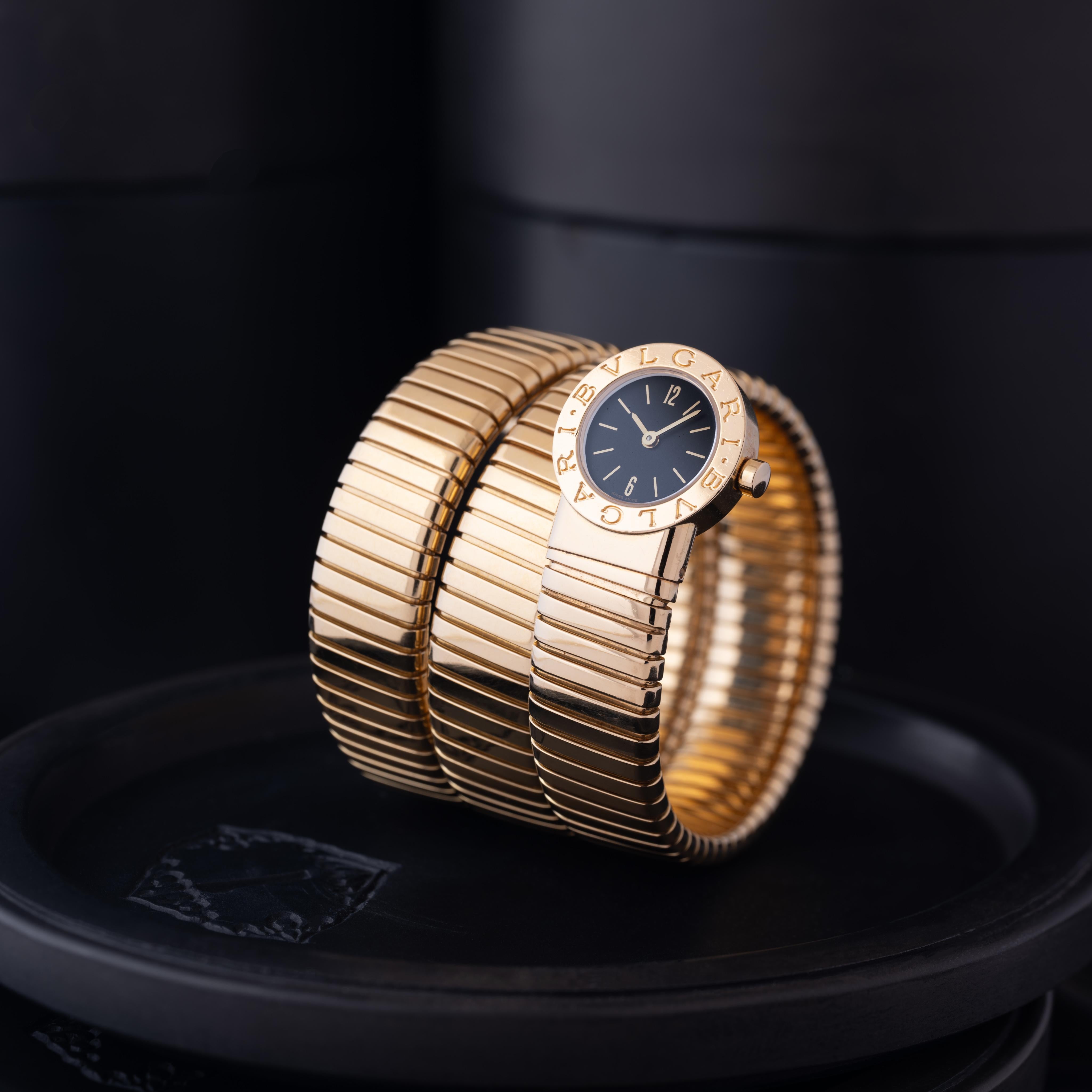 Hersteller: Bvlgari
Modell: BB 19 1T
Jahr: 1990er Jahre
MATERIAL: 18 Karat Gelbgold
Zifferblatt: Schwarz mit goldenen Markierungen
Gehäuse Abmessungen: 19 mm
Uhrwerk: Quarz
Zustand: Sehr gut
Gewicht: 162 Gramm
Größe: Einstellbar, passend für bis zu