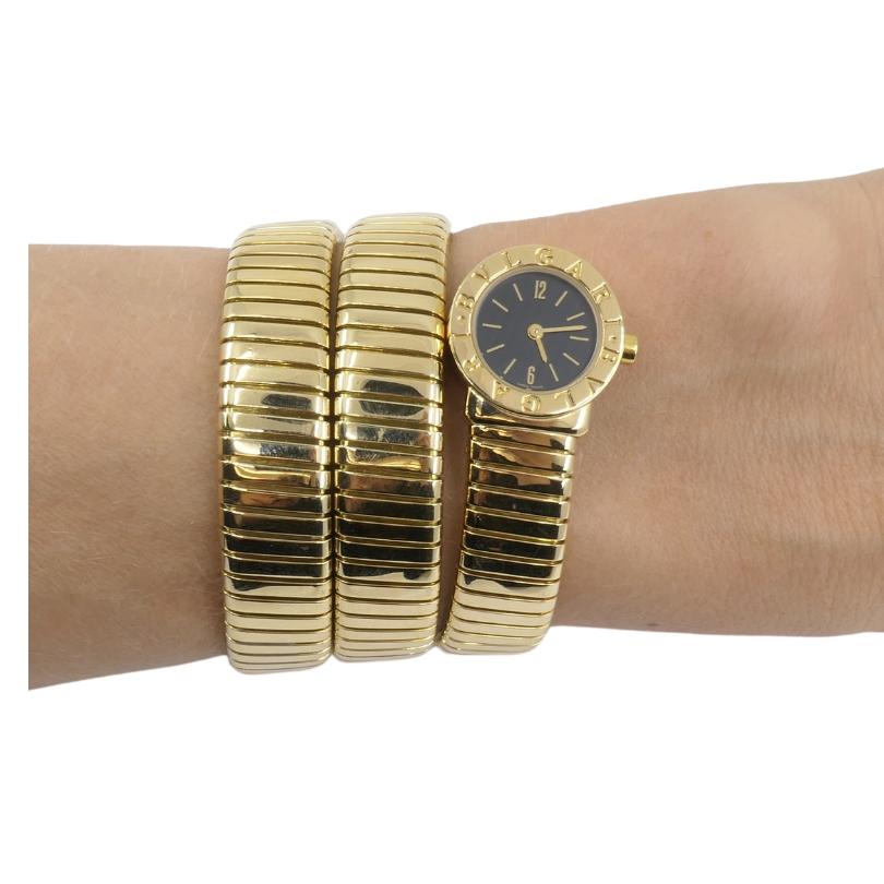 Montre Bulgari Tubogas en or 18 carats à triple tour, modèle BB19 (le diamètre du boîtier est de 19 mm).
Une pièce emblématique qui, ces derniers temps, est devenue incontournable pour les fashionistas du monde entier. 

L'étui à fond amovible porte