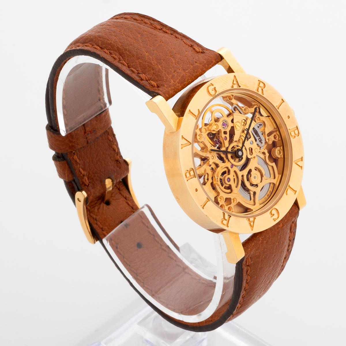 Notre rare Bvlgari Bulgari BB33GL SK est dotée d'un boîtier en or jaune 18ct avec un squelette à l'avant et à l'arrière montrant le mouvement automatique. Présentée dans un état exceptionnel avec de légers signes d'utilisation, cette Bvlgari vintage