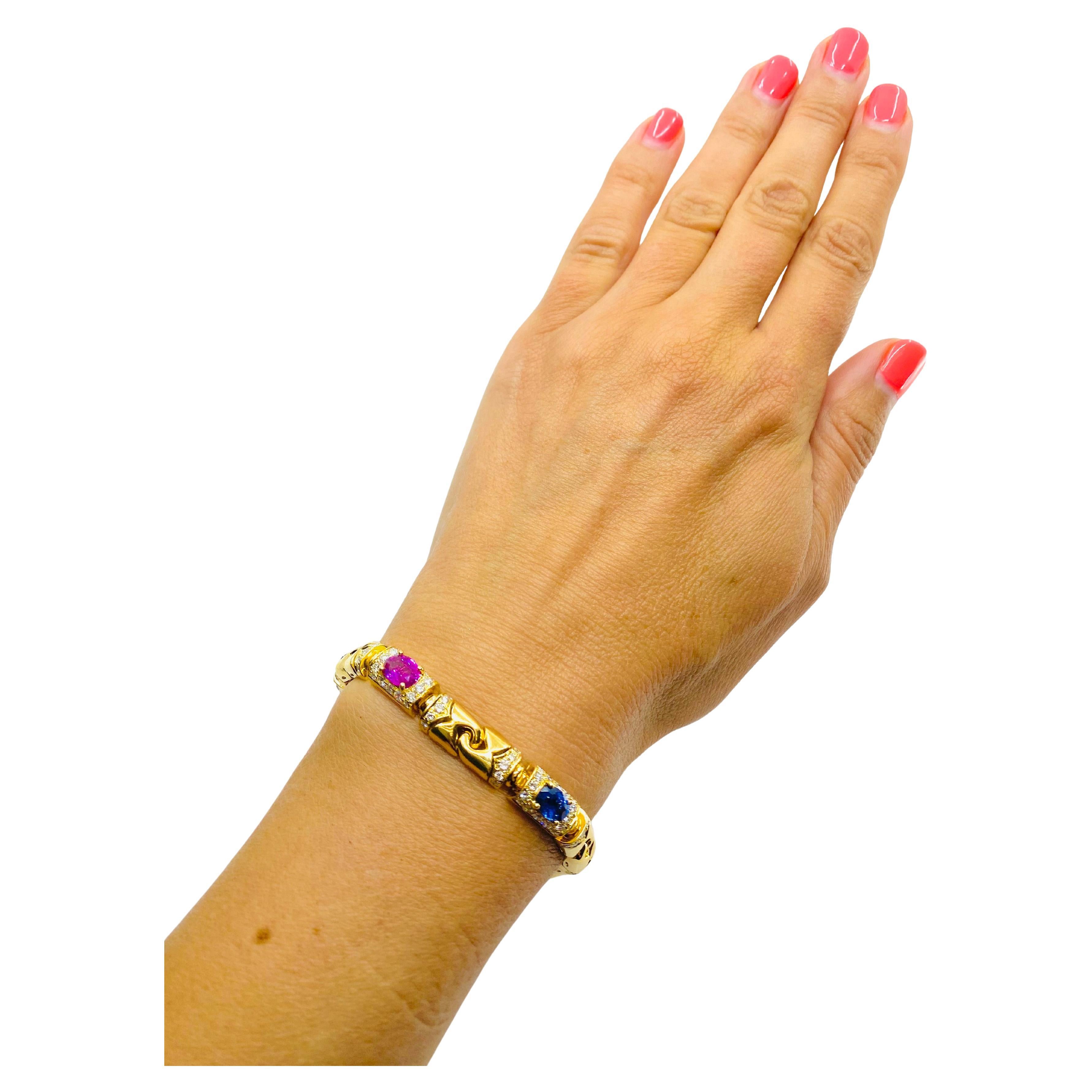 Magnifique bracelet Bulgari en or 18 carats, orné de saphirs et de diamants.
Le bracelet appartient à la collection Doppio Cuore et porte son motif caractéristique.
Il y a trois saphirs au total : un rose au centre et deux bleus sur les côtés. Le