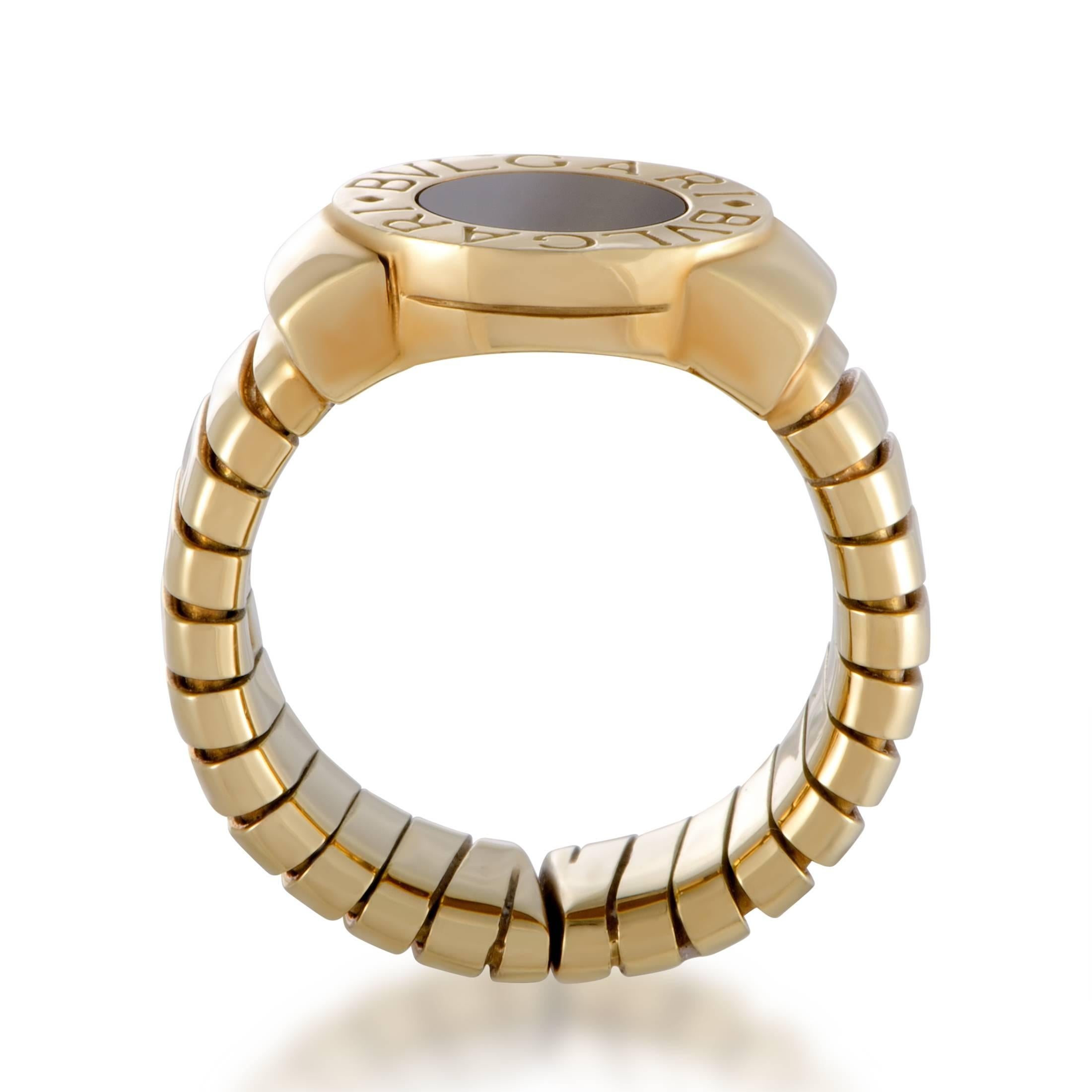 This sublime ring is an embodiment of prestige and elegance with its classy minimalist design and understated gemstone décor. Presented by Bvlgari, the ring is splendidly crafted from 18K yellow gold and set with an eye-catching onyx. Ring Top