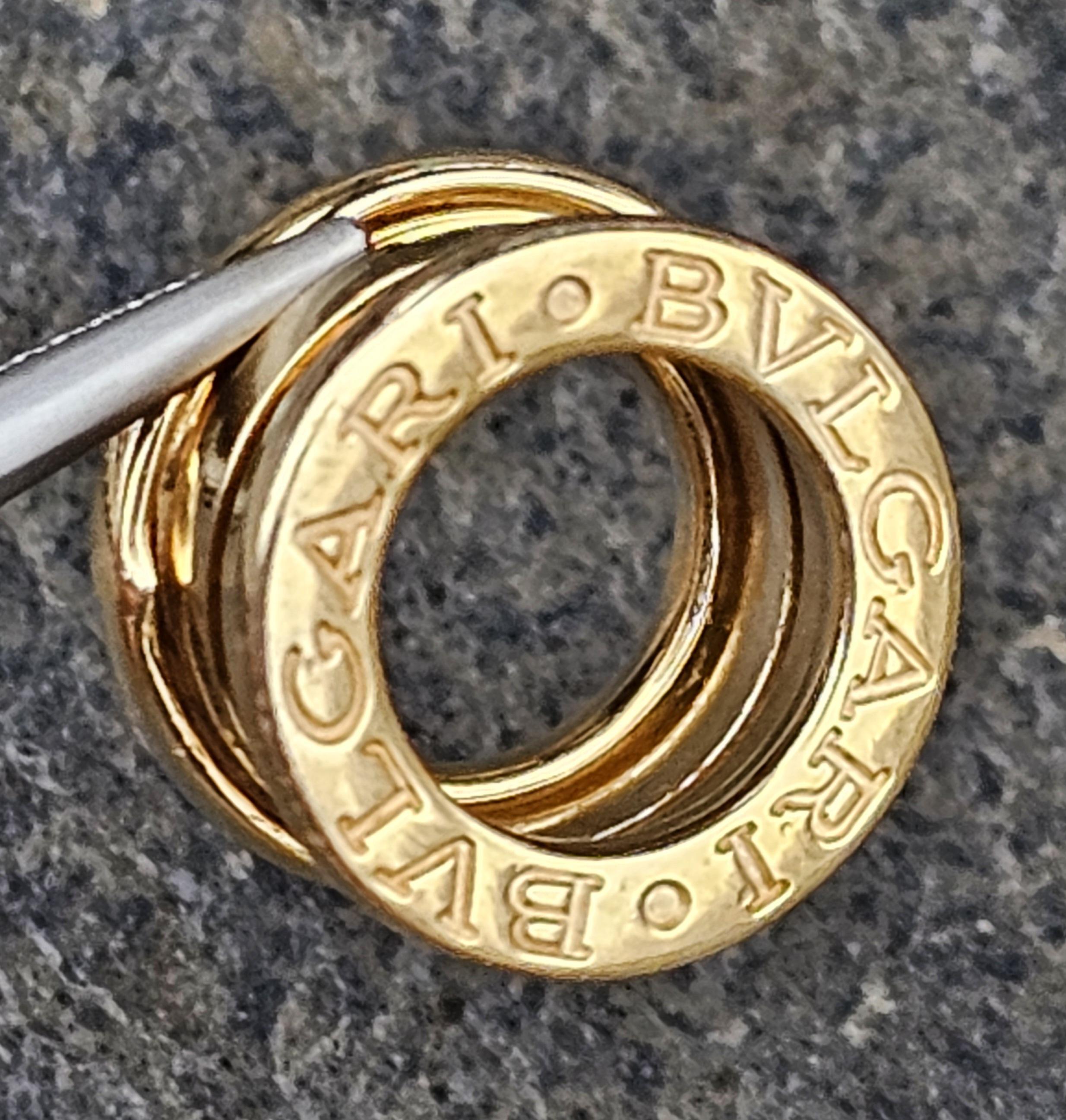 Arricchisci la tua collezione di gioielli con questo ciondolo charme Bvlgari B.Zero1. Non è inclusa la catena. Realizzato in oro giallo 18 carati, questo pezzo presenta un elegante design circolare con l'iconico logo BVLGari inciso sul bordo. La sua