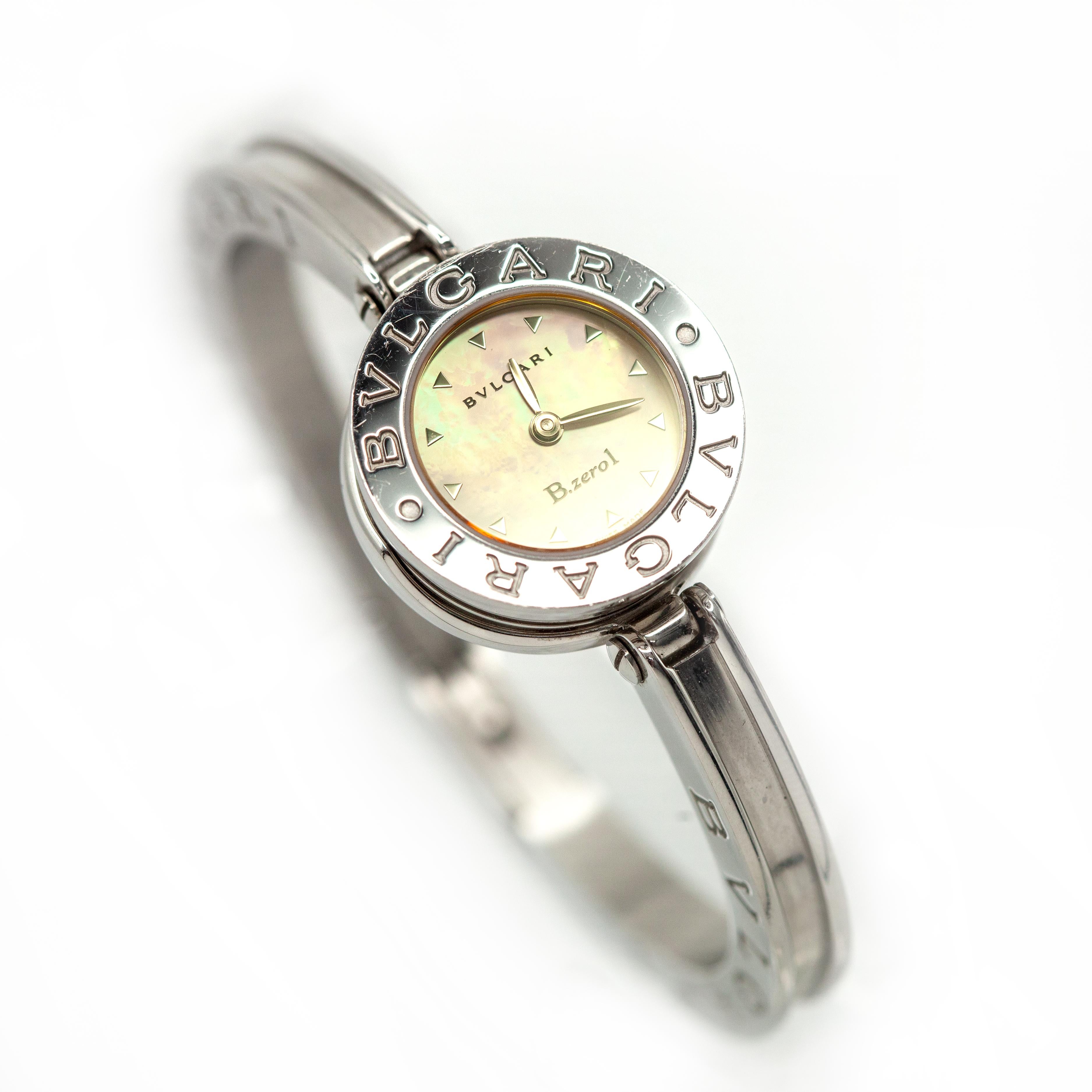 Montre chic et élégante de la collection iconique B.zero1 de Bulgari, cette montre-bracelet incarne la fusion du design italien et de l'horlogerie suisse de la Maison.

Mouvement : Quartz 

Poids approximatif : 43,3 grammes 

Mesures approximatives