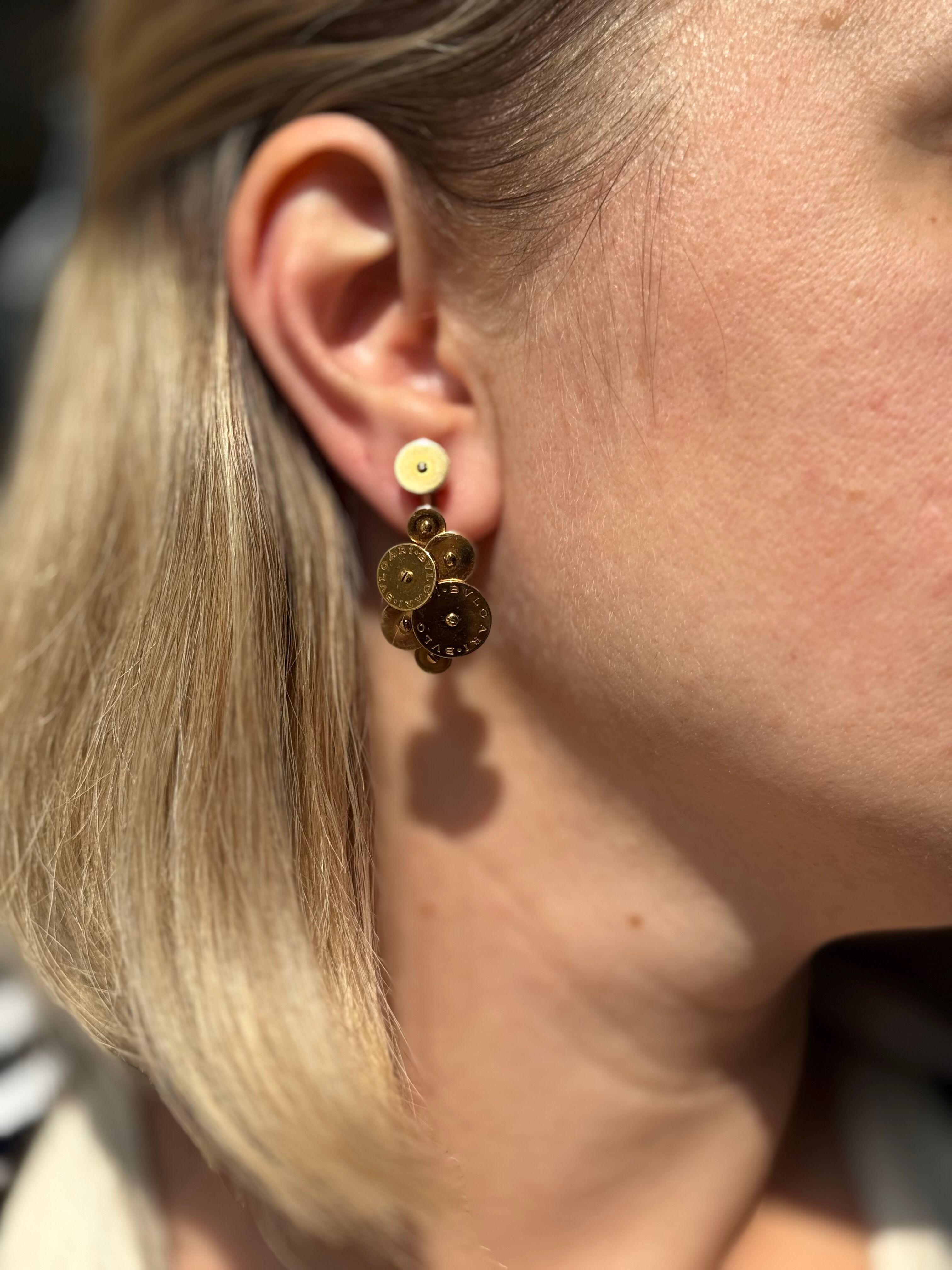 Paire de boucles d'oreilles Cicladi en or jaune 18 carats par Bvlgari.

Les boucles d'oreilles mesurent 34 mm x 17 mm.

Marqué : Bvlgari, 750, fabriqué en Italie, marque italienne.

Poids - 22,4 grammes