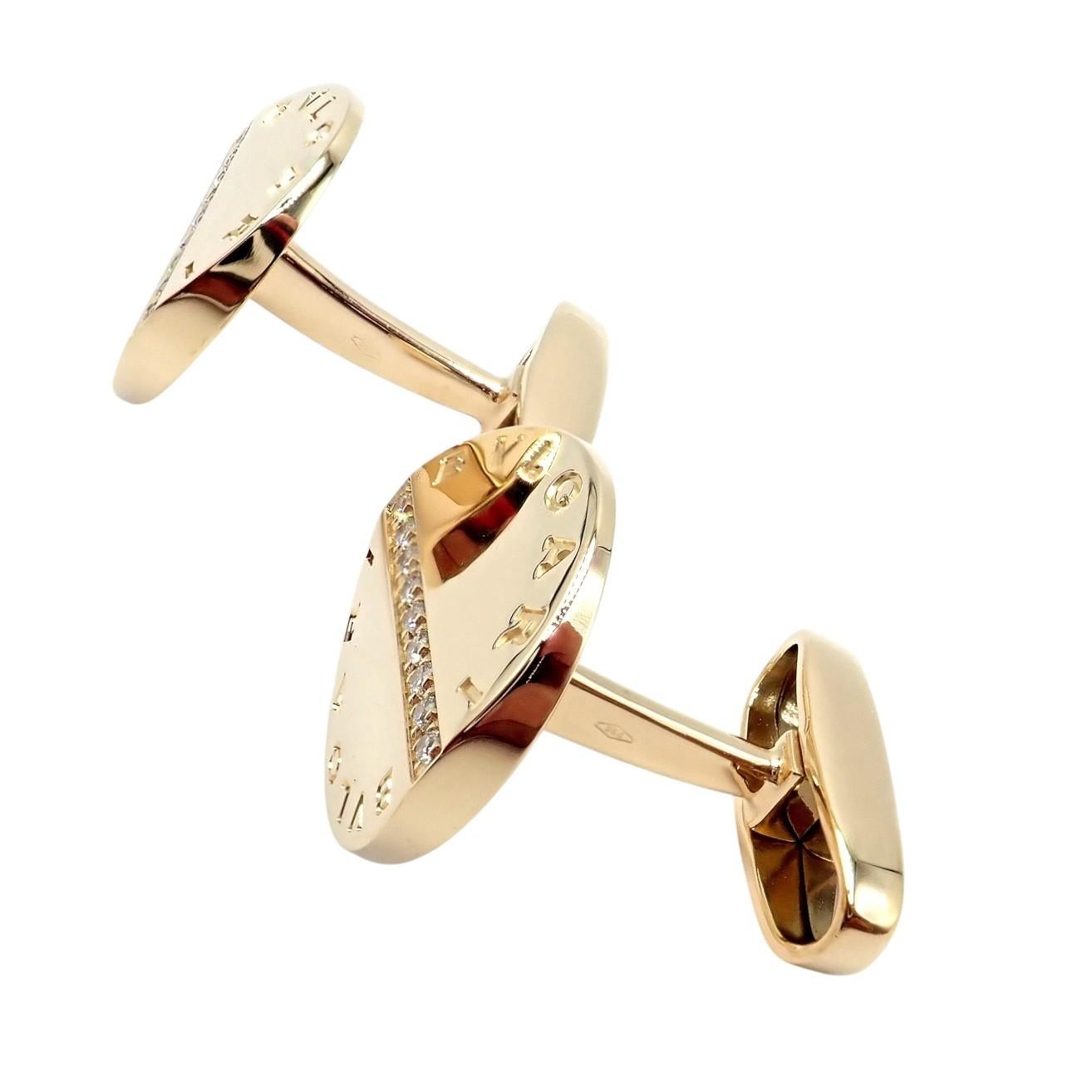 Boutons de manchette classiques en or jaune 18 carats avec diamants par Bulgari.
Ces boutons de manchette Bvlgari sont réalisés en or jaune 18 carats et présentent un design rond et élégant, rehaussé d'une rangée diagonale de diamants taille