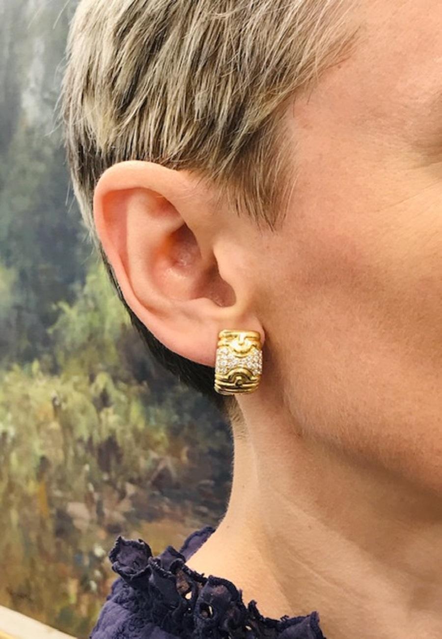 Ein Paar Bulgari-Ohrringe aus der Parentesi-Kollektion, aus 18 Karat Gold, mit Diamant. 
Das Design ist unverkennbar im Parentesi-Motiv verwurzelt, das auf markanten, ineinandergreifenden Formen basiert, die von der römischen Architektur inspiriert