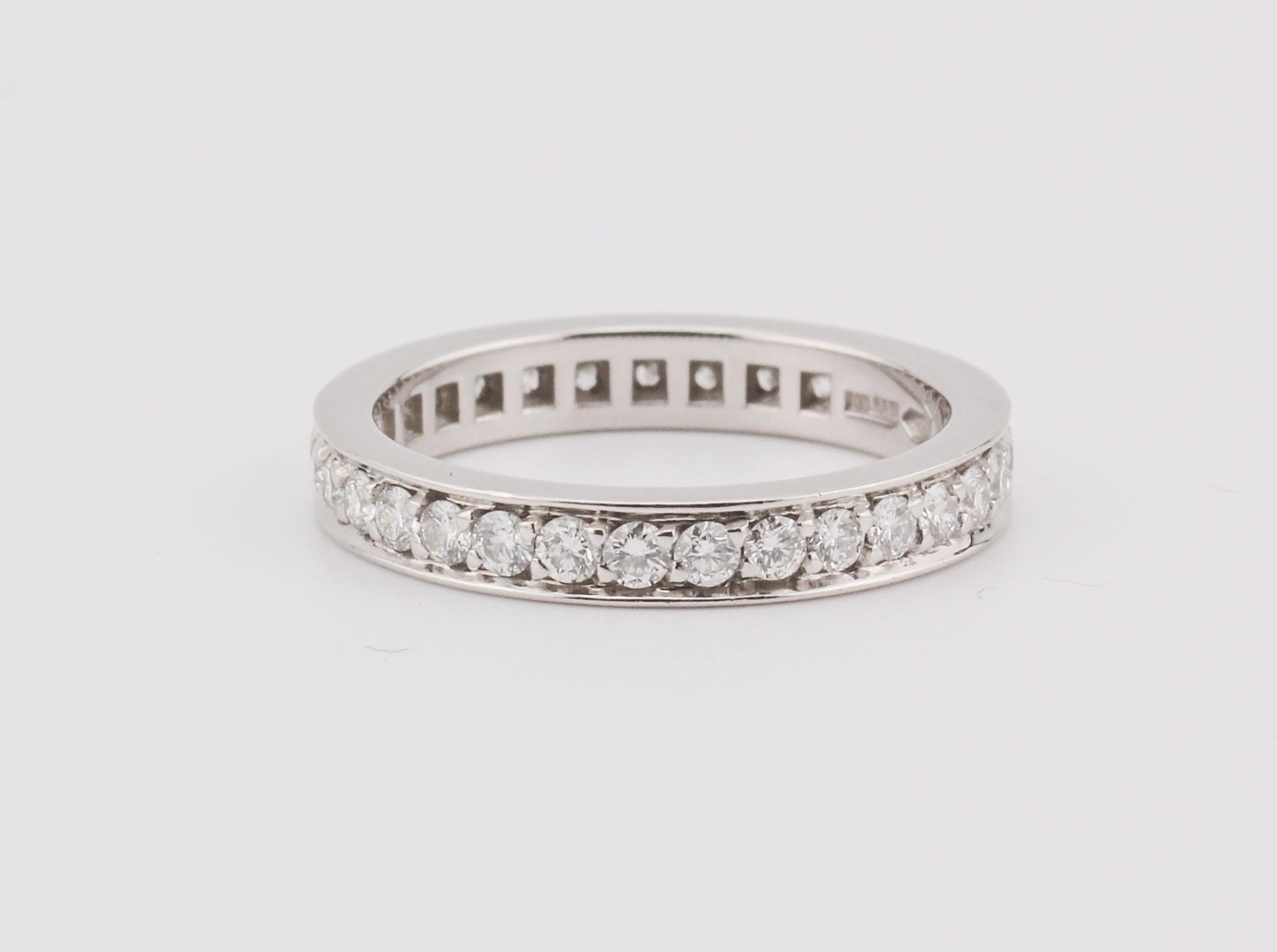Simbolo senza tempo di eterna brillantezza, il bracciale a fascia per l'eternità in platino con diamanti BVLGARI è un capolavoro dell'artigianato italiano che incarna l'eleganza e la devozione della Maison per la qualità eccezionale. Questo squisito