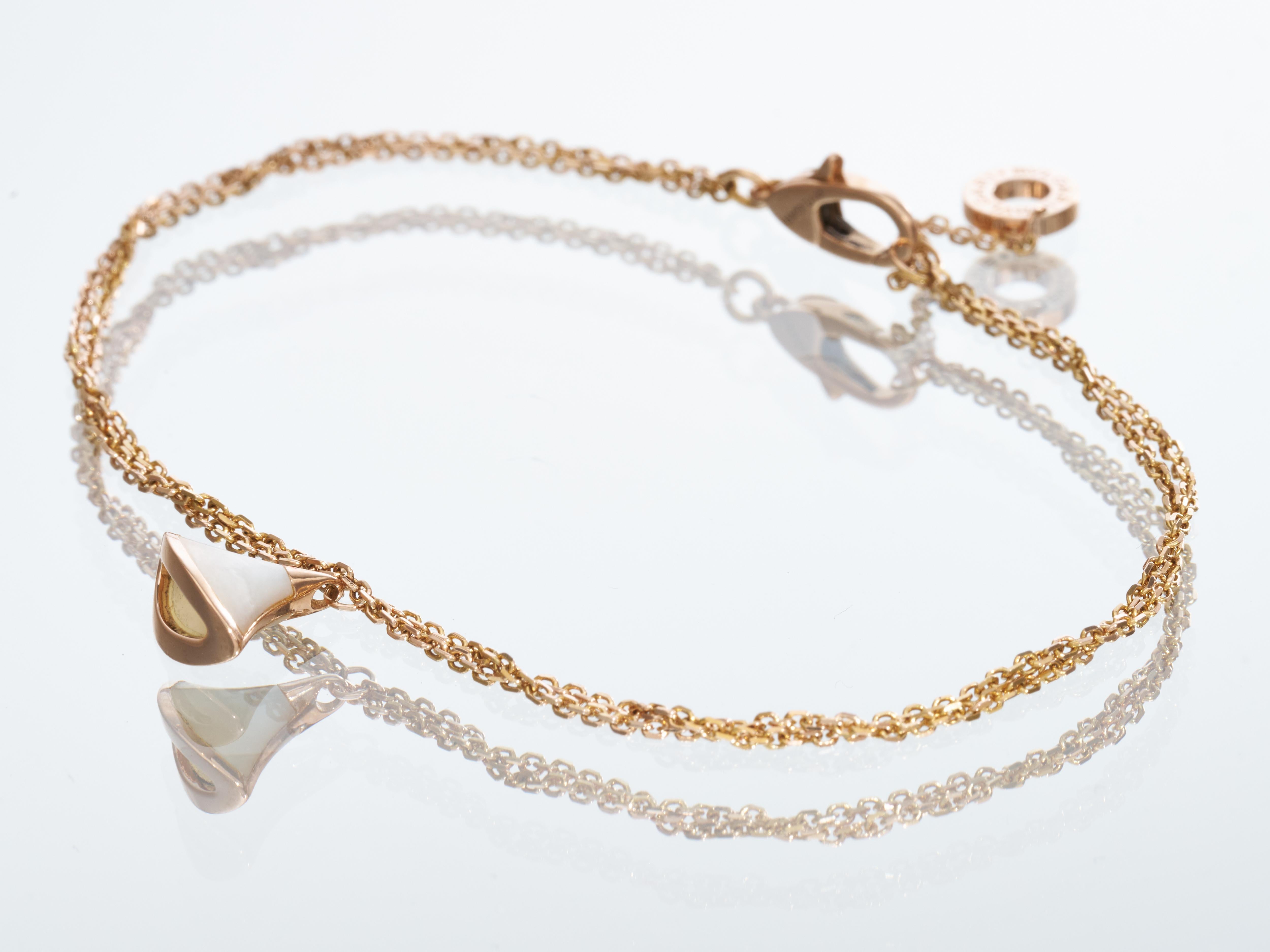 Bvlgari Bulgari 
Diva's Dream Bracelet 
Mother of Pearl & 18K Rose Gold Pendant
on 18K Rose Gold Double Chain

Current RRP £1510


Excellent Condition

Pendant Size (approx) 12mm wide x 10mm tall  x 6mm thick

Max Wrist Size approx 6.75