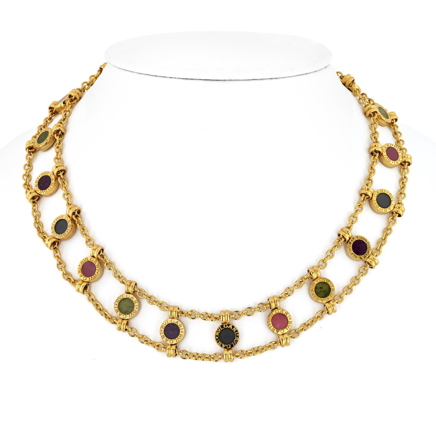 Tauchen Sie ein in die lebendige Welt des italienischen Designs der 1980er Jahre mit dieser fabelhaften und farbenfrohen Halskette von Bvlgari. 

Dieses Collier aus exquisitem 18-karätigem Gelbgold ist ein Beweis für Bvlgaris Meisterschaft,
