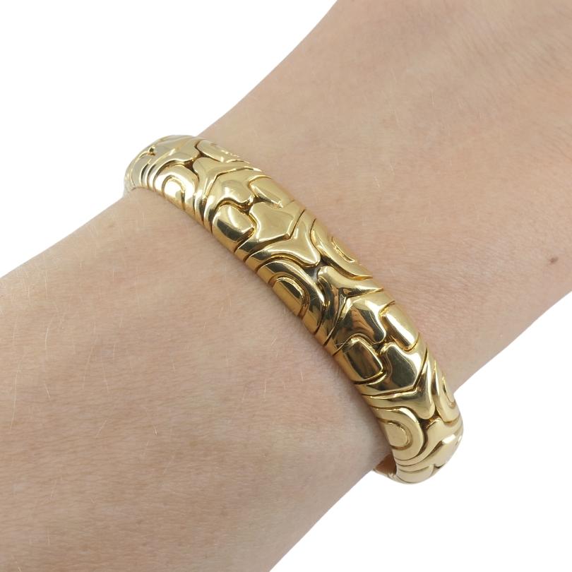 A classic Bulgari gold bracelet from the Alveare collection. 
This Bulgari Alveare bracelet in 18k gold brings an architectural feel with its distinctive honeycomb inspired design. The interlocking links create a fluid effect, maintaining a bold,