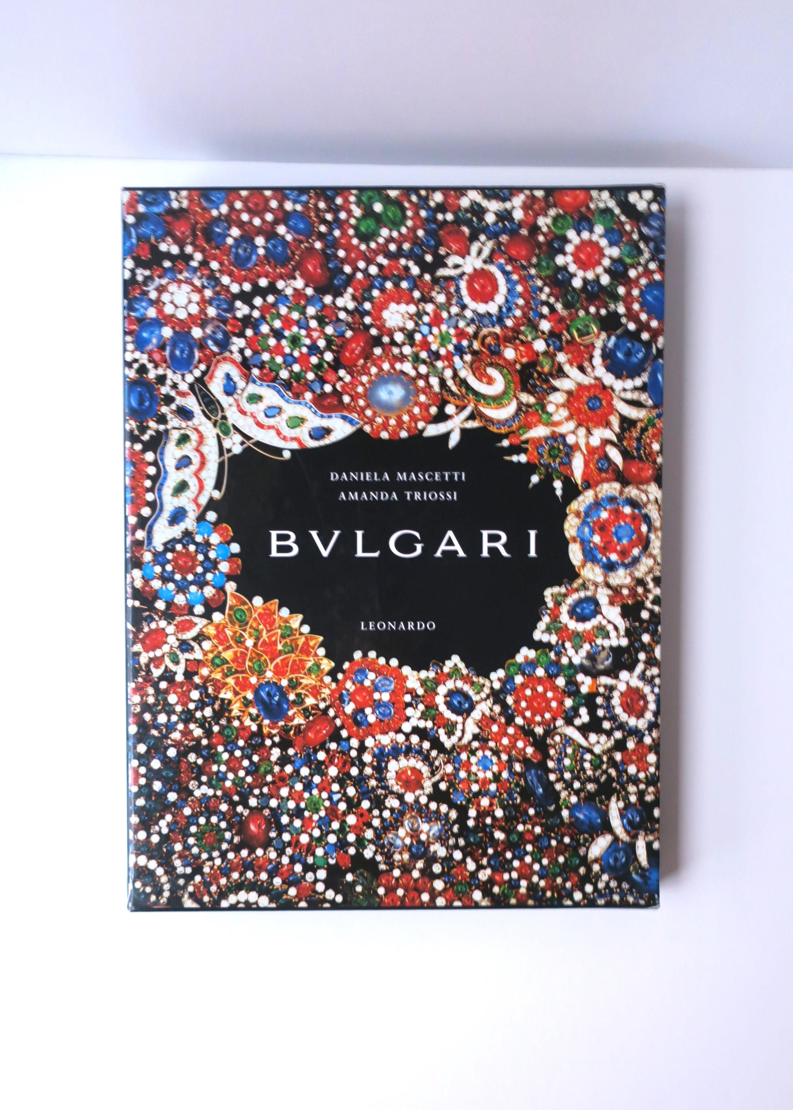 Voici une belle table basse (ou un livre de bibliothèque pour un foyer) sur l'histoire de l'emblématique joaillier de luxe italien Bvlgari (ou Bulgari), vers les années 1990, en Italie. Le livre couvre l'histoire de Bulgari dans la création de