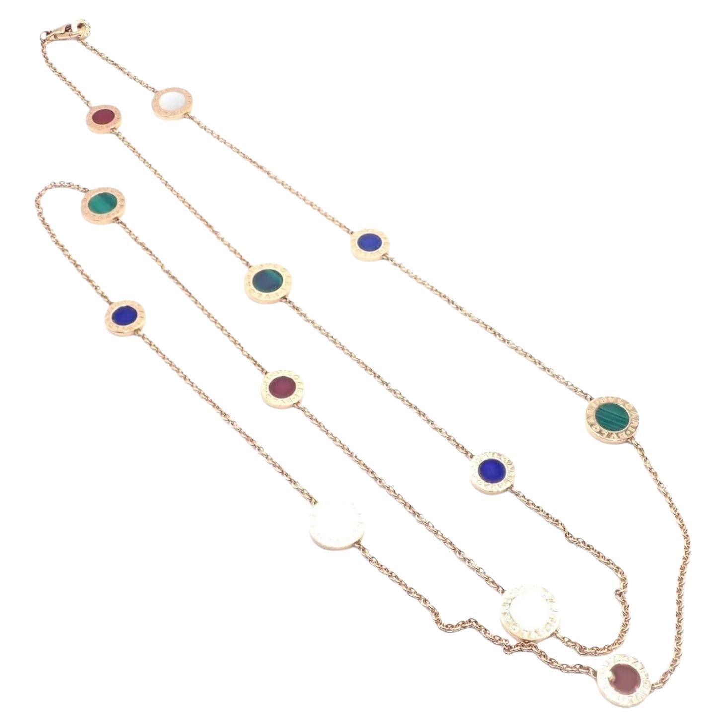 Sautoir en or jaune 18 carats Lapis Lazuli Cornaline Malachite Nacre Pendentifs Bulgari.  
Le long collier multi-gemmes en or jaune 18 carats de Bvlgari est une pièce authentique présentant un luxueux éventail de pierres précieuses vibrantes.