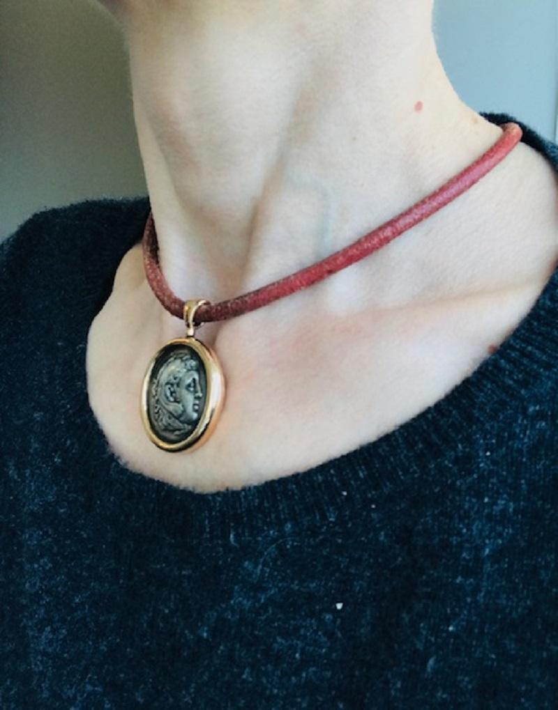 Un spectaculaire collier Monet de Bulgari, composé d'une pièce de monnaie de l'Antiquité romaine, d'or 18 carats et d'un cordon en cuir.
Pièce d'argent de l'Antiquité romaine représentant le profil d'Alexander III, plus connu sous le nom d'Alexandre