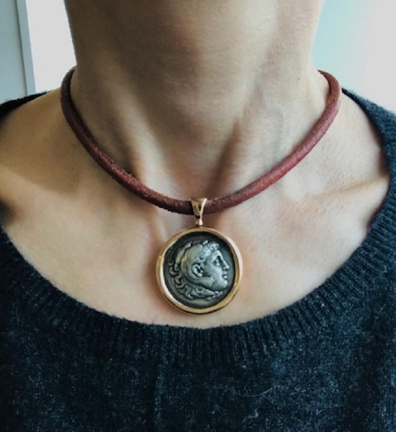 Bvlgari Bulgari Collier Monet Pièce de monnaie romaine antique Cordon en cuir doré en vente 5