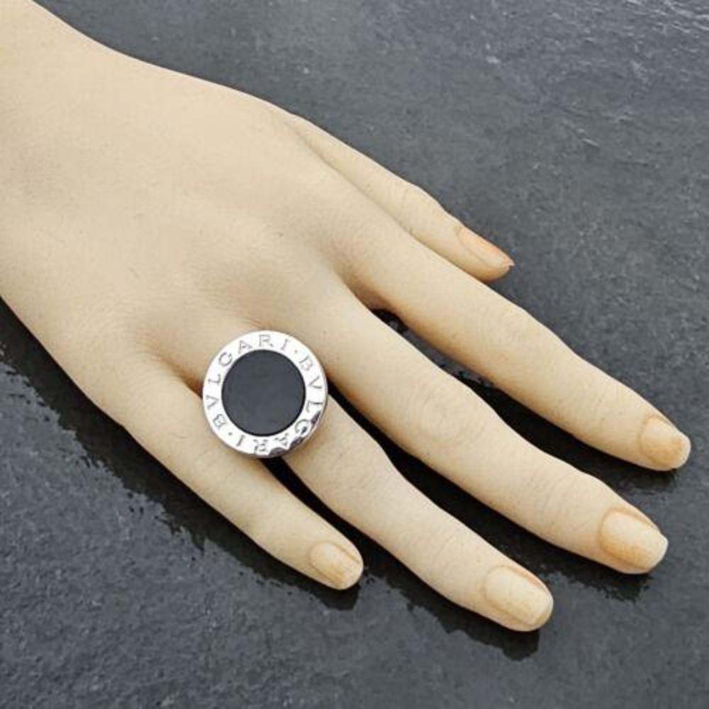 This exquisite Bvlgari ring features a stunning onyx stone in a circular design, set in 18k white gold. The size is a generous 7.25 and showcases the iconic BVLGARI BVLGARI collection. The brand is renowned for its timeless pieces and this ring is