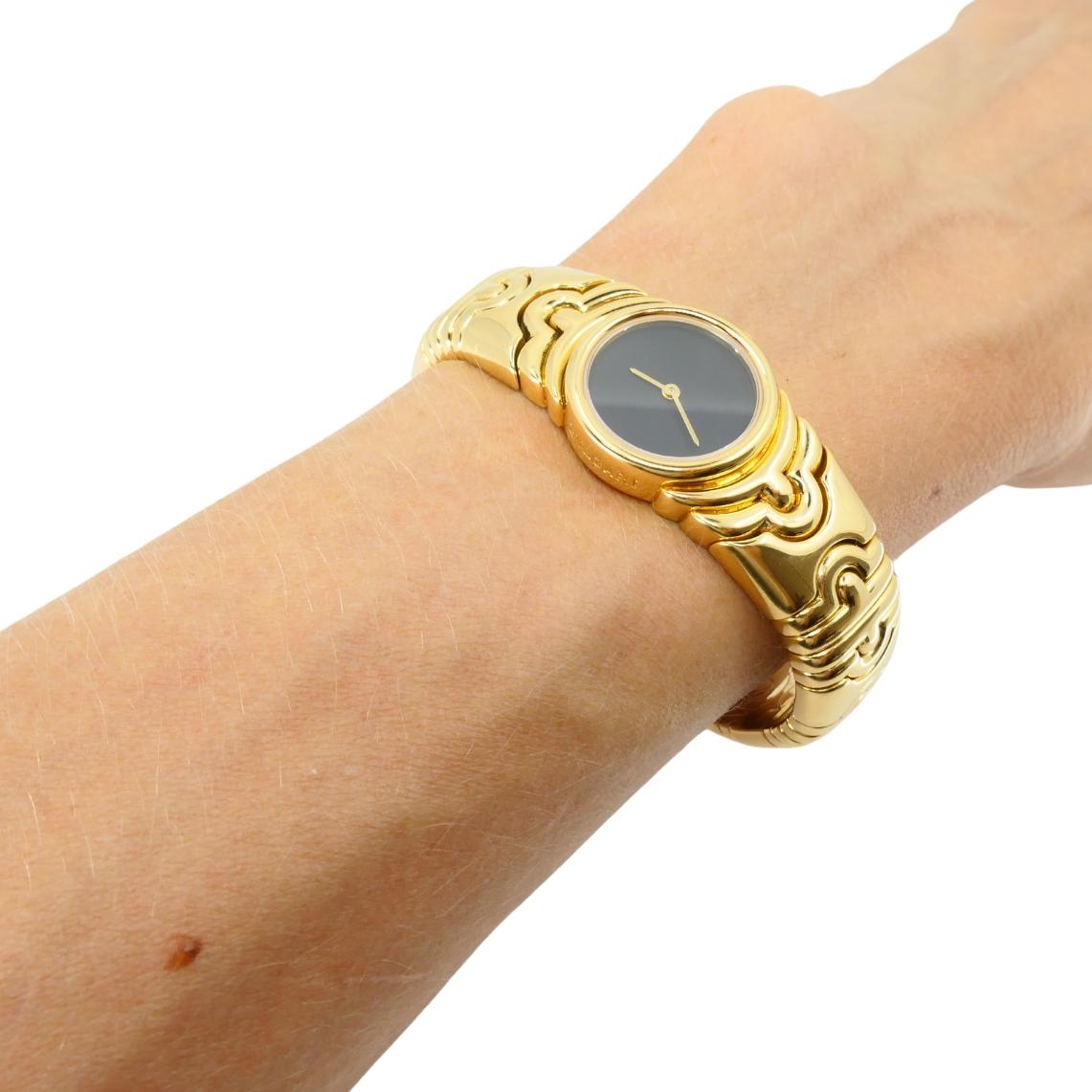 El reloj Bulgari Parentesi BJ 01 está diseñado en oro amarillo macizo de 18 quilates y refleja el estilo característico de la colección Parentesi. La pulsera está hecha con el reconocible patrón entrelazado, en el que los anchos eslabones de oro se