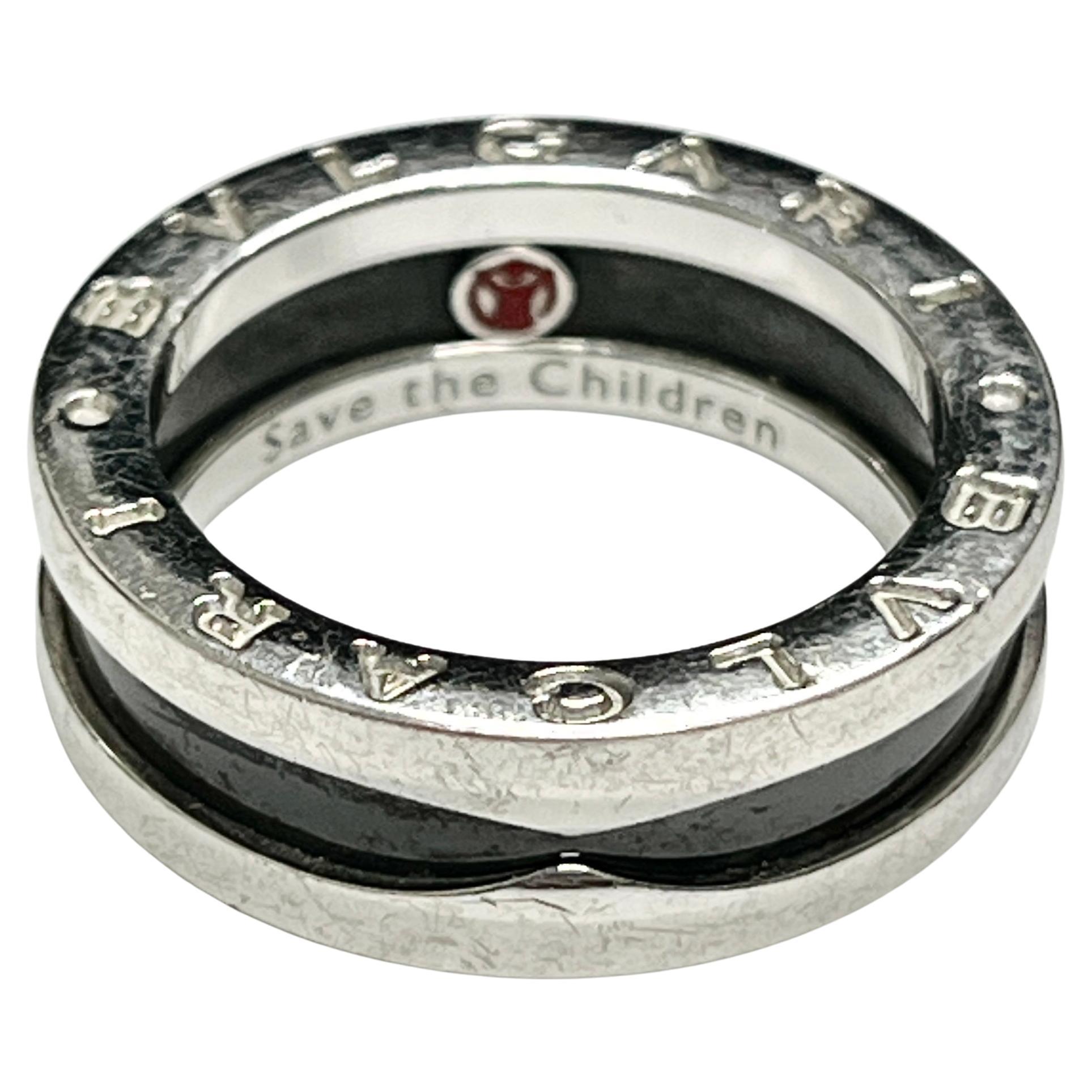 Questo è un anello a fascia in ceramica in argento sterling Save the Children di Bvlgari, parte della collezione di beneficenza che Bvlgari ha lanciato in collaborazione con la fondazione Save the Children.

Misura dell'anello: 53 (US 6.5)

Peso