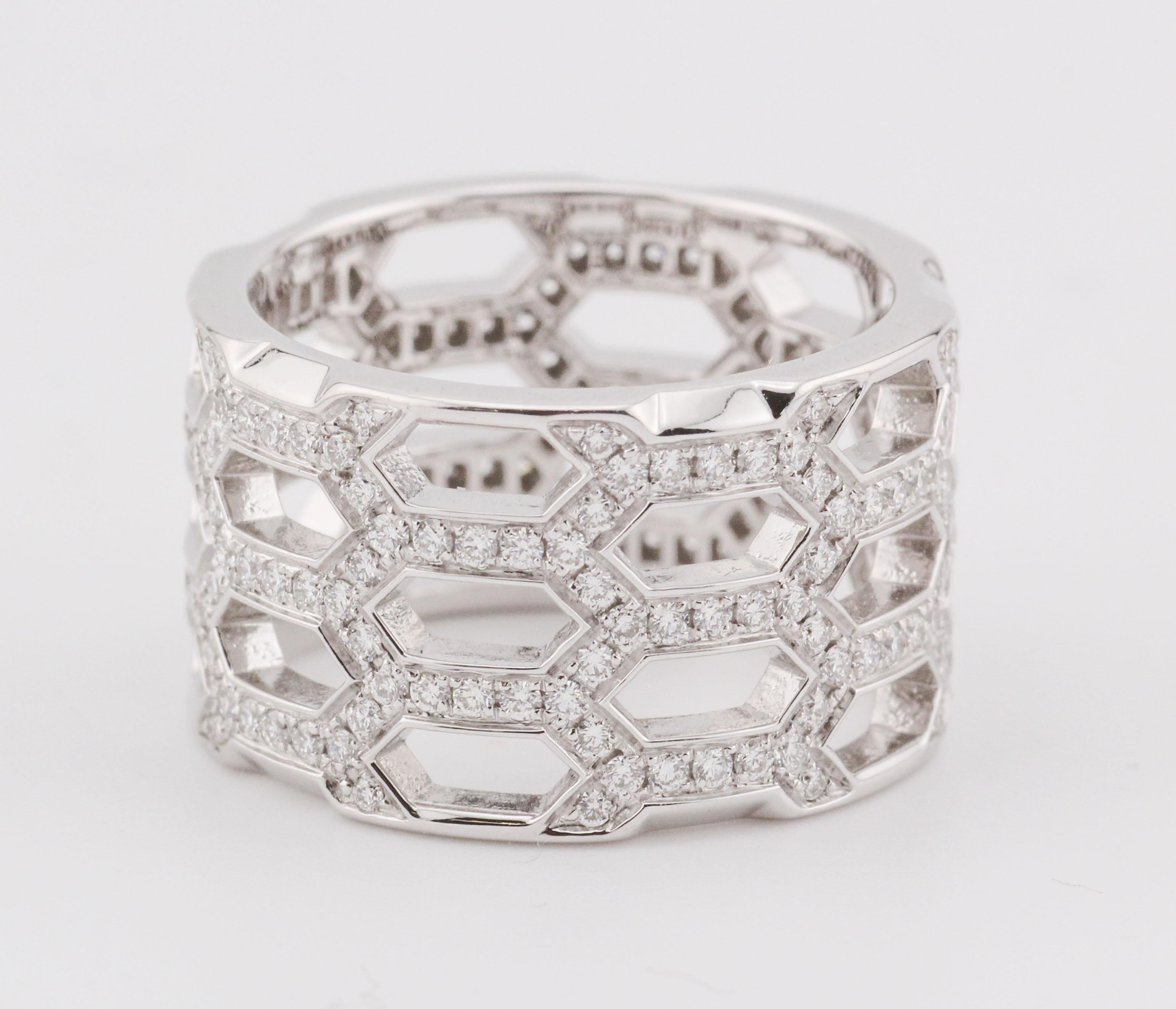 Incarnation captivante de l'élégance intemporelle et de la séduction serpentine, la bague BVLGARI Serpenti Eternity Band en or blanc 18 carats réimagine le motif emblématique du serpent avec un savoir-faire exquis et une brillance éblouissante. Ce