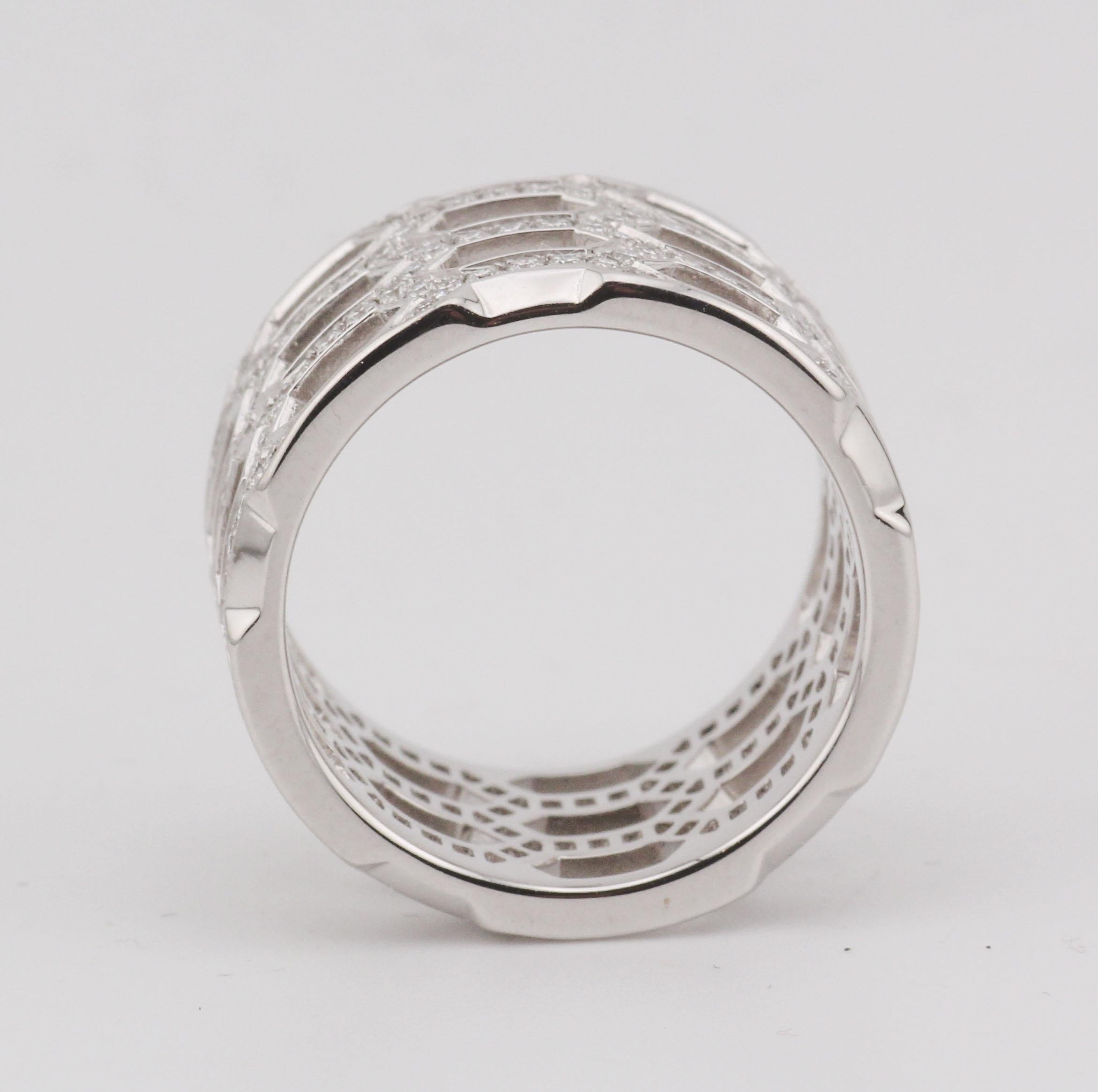 BVLGARI Bulgari Serpenti, bague d'éternité en or blanc 18 carats avec diamants, taille 6 52 Bon état - En vente à Simpsonville, SC