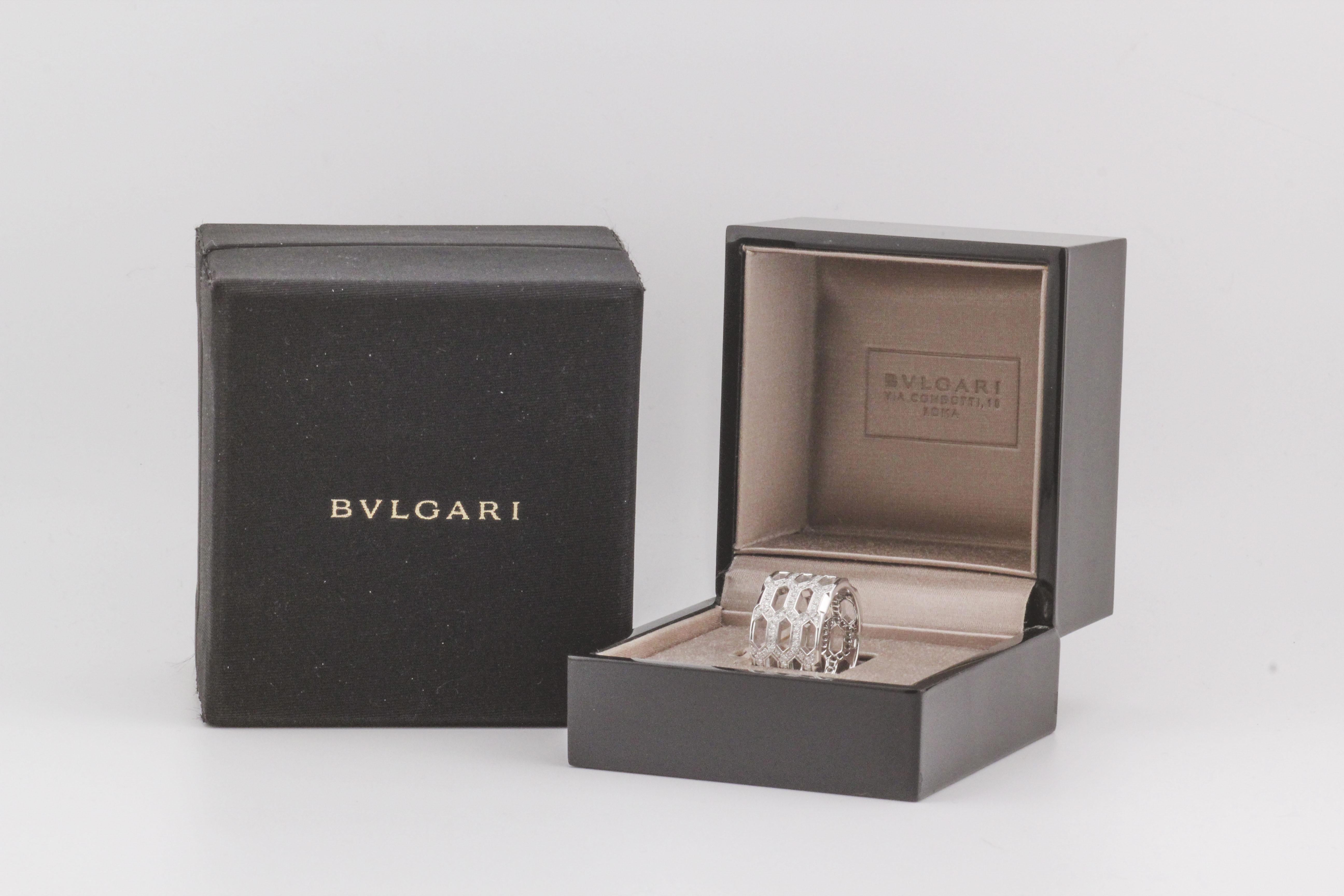 BVLGARI Bulgari Serpenti, bague d'éternité en or blanc 18 carats avec diamants, taille 6 52 en vente 2